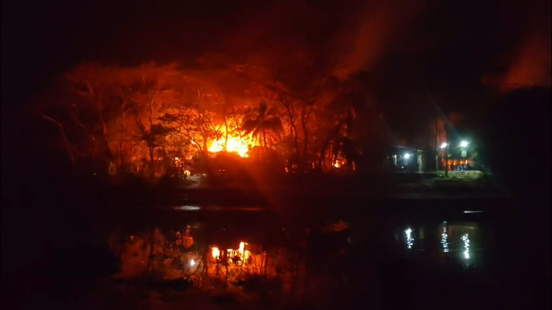 ঘরে ঢুকে হাত বিচ্ছিন্ন করে ব্যবসায়ীকে হত্যা: প্রতিপক্ষের বসতঘরে আগুন