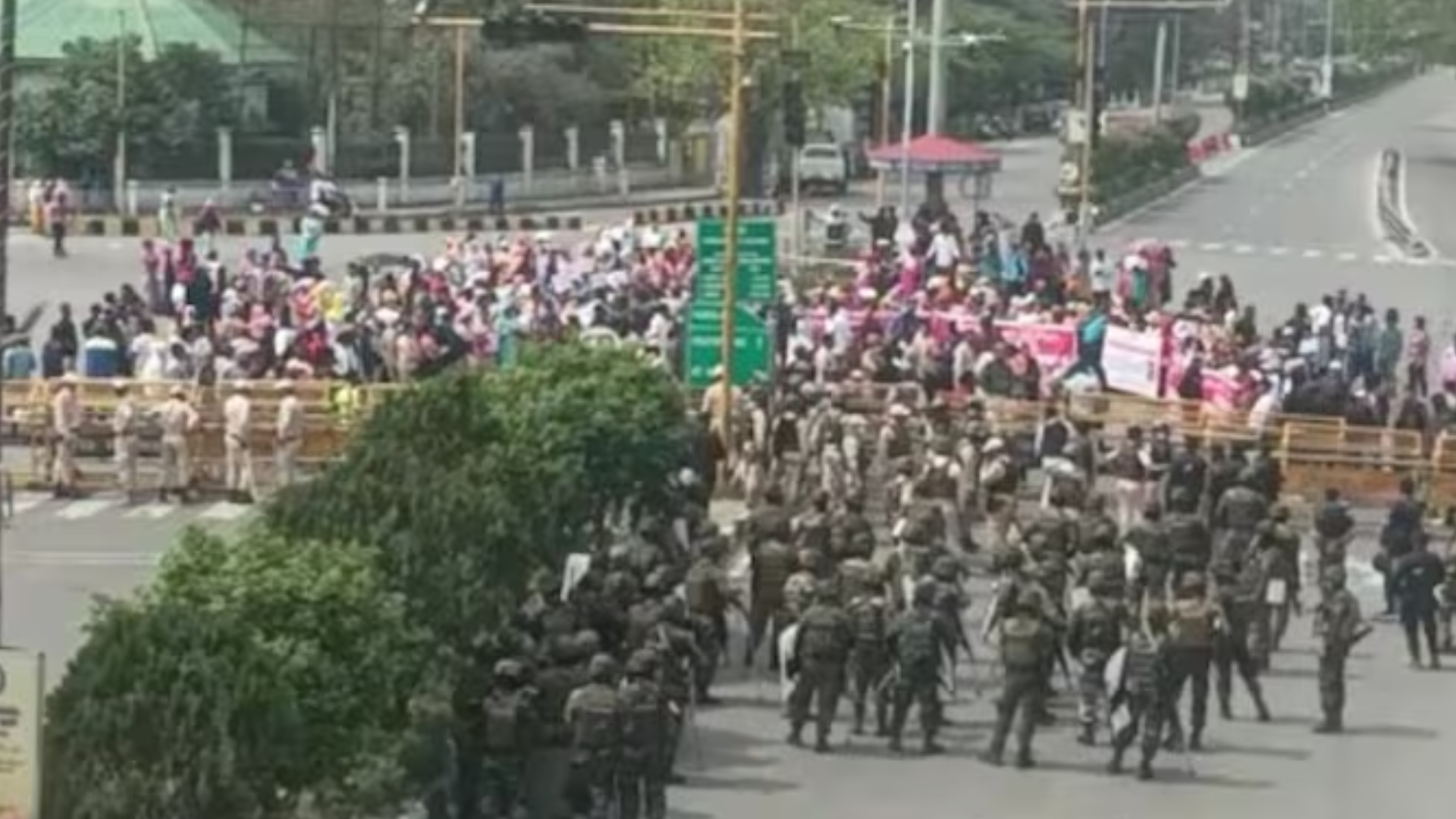 বিক্ষোভে উত্তাল ভারতের মণিপুর, পুলিশের সাথে সংঘর্ষে আহত ৩০