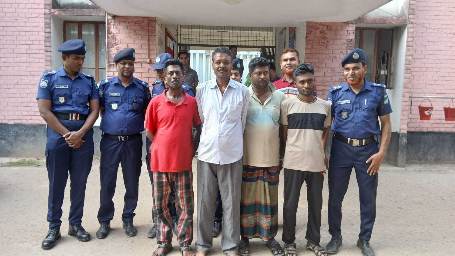 চুয়াডাঙ্গায় সাড়ে ১১ হাজার লিটার তেলসহ ট্যাংকলরি জব্দ, গ্রেফতার ৪