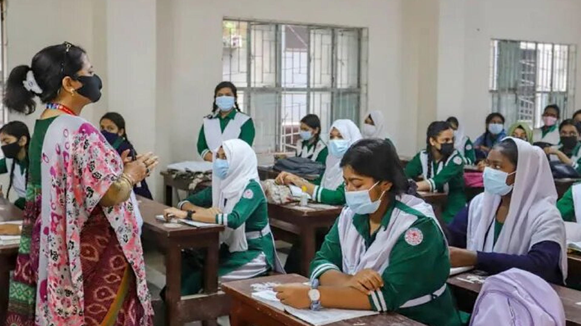 শ্রেণিকক্ষে পাঠদান করাচ্ছেন শিক্ষক। ছবি: সংগৃহীত
