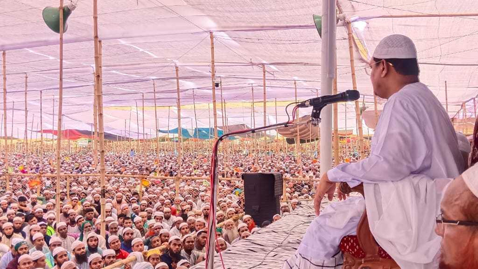 বিশাল কর্মযঞ্জে শুরু চরমোনাই মাহফিল, আত্মশুদ্ধির পথ দেখালেন পীর