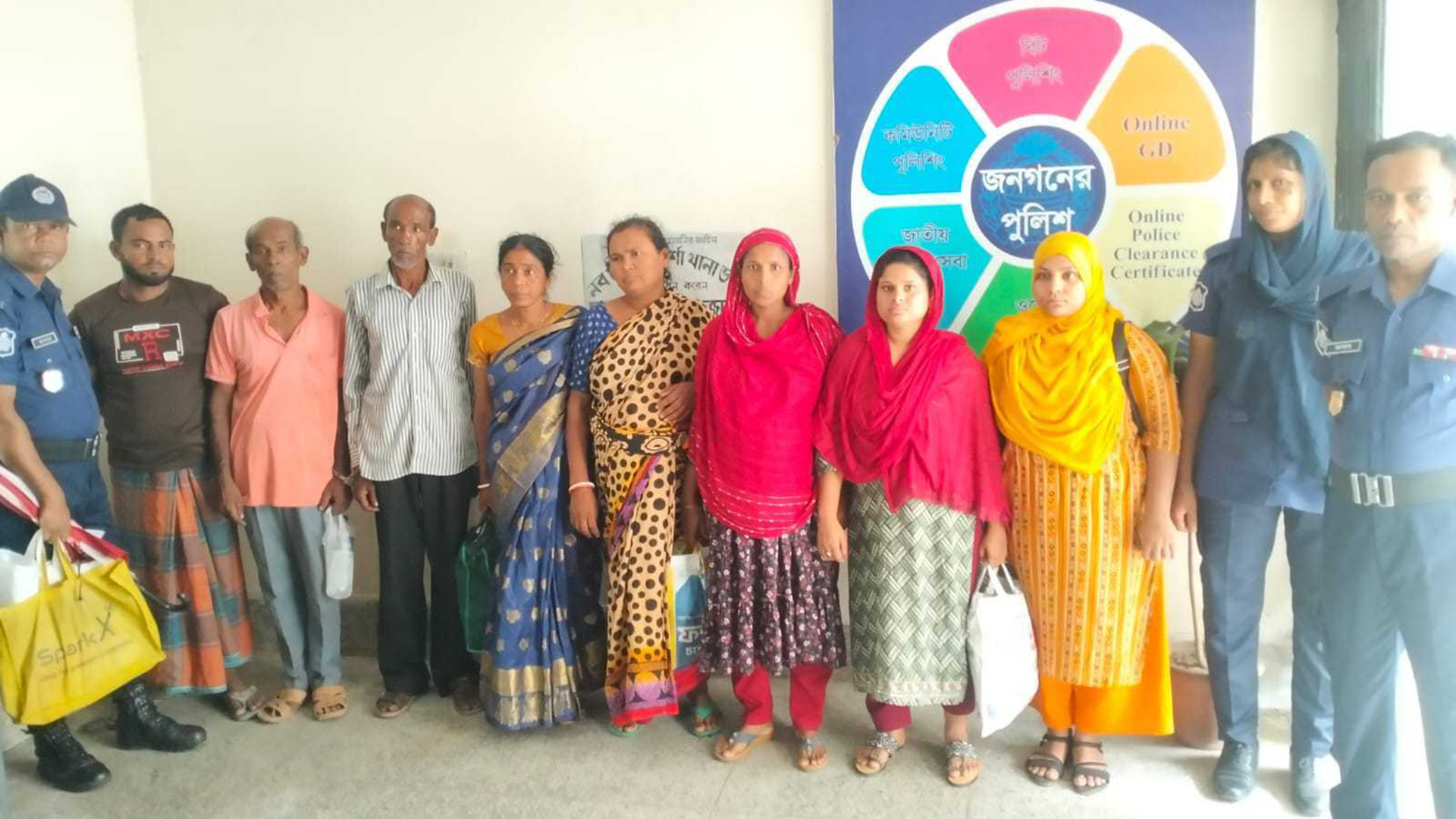 অবৈধভাবে ভারতে প্রবেশের সময় সীমান্তে ৮ নারী-পুরুষ আটক