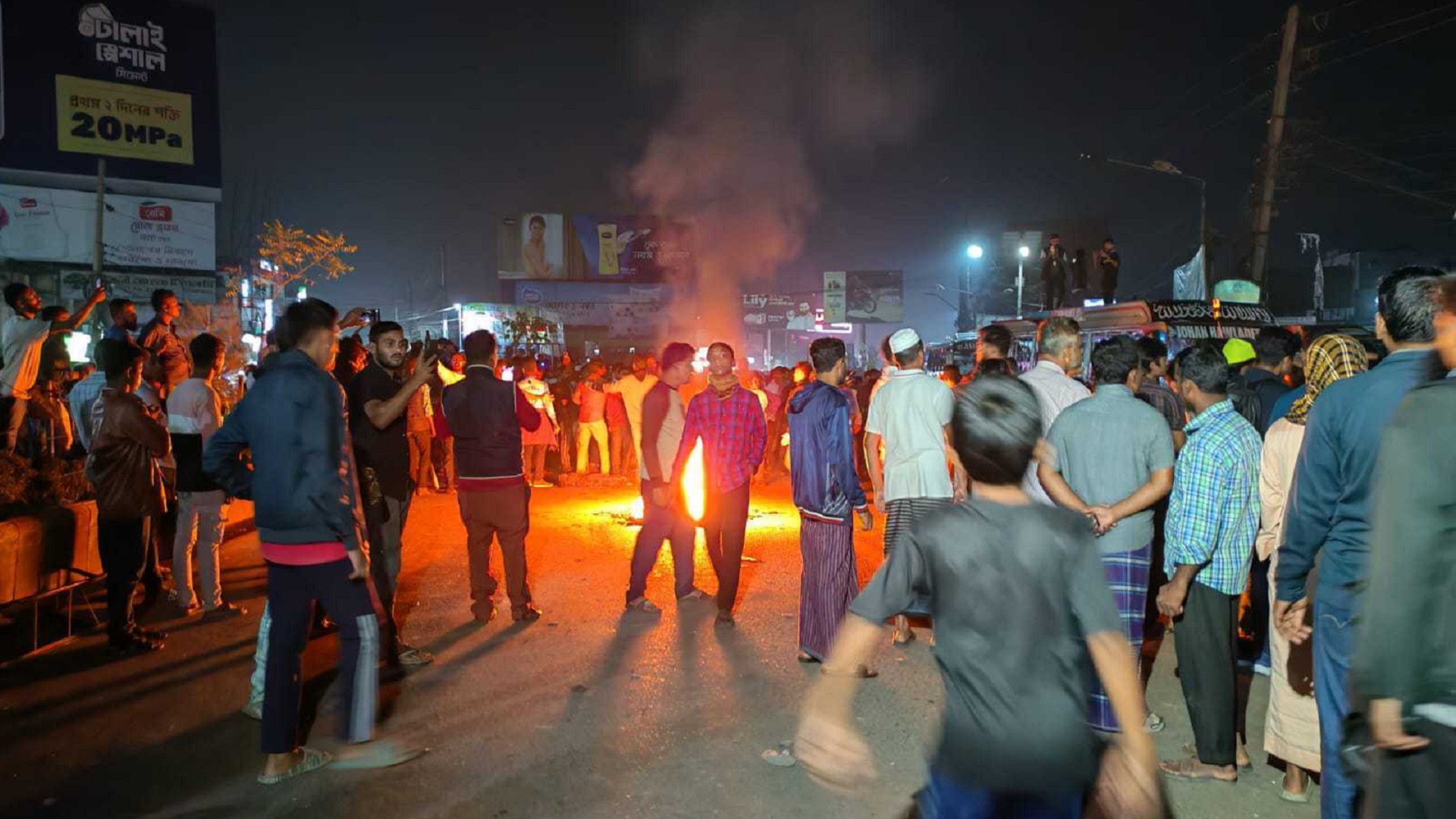 হাফ ভাড়া নিয়ে দ্বন্দ্বে বরিশালে রণক্ষেত্র, বাস ভাঙচুর, আহত ৪০