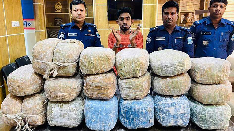 মাছের খাবারে মিলল ৪৩ কেজি গাঁজা