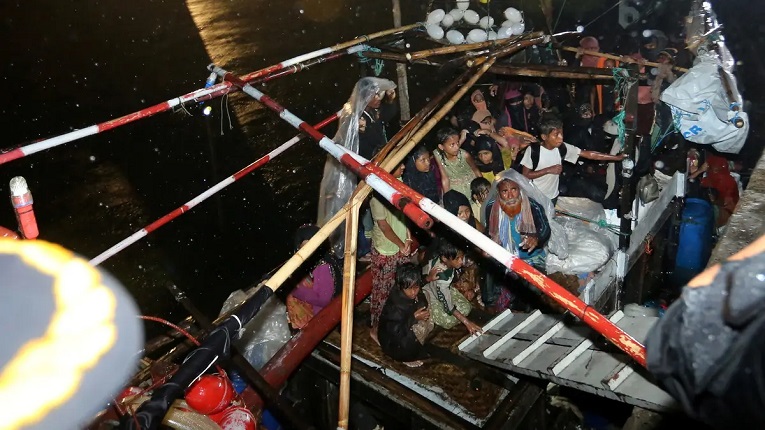 সাগর পাড়ি দিয়ে ইন্দোনেশিয়ার উপকূলে শতাধিক রোহিঙ্গ...