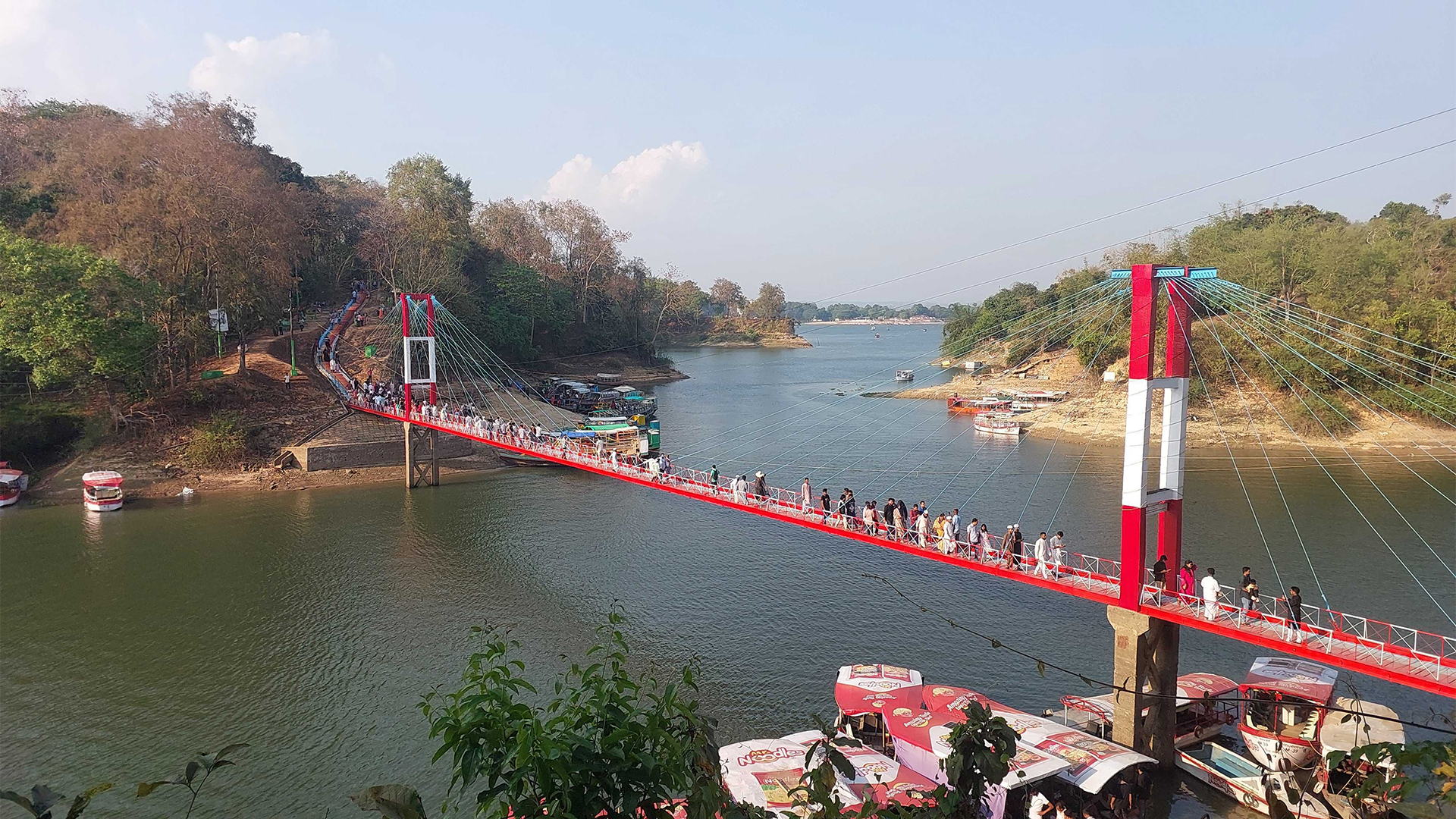 লম্বা ছুটিতে পর্যটকের ঢল রাঙ্গামাটিতে, শতকোটি টাকার ব্যবসা