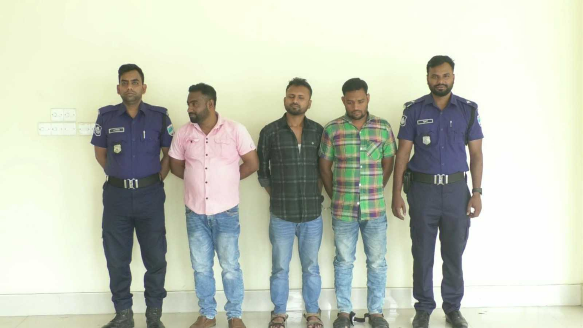 বেনাপোল বন্দরে ভারতগামী ব্যক্তির ৩০ হাজার টাকা ছিনতাই, গ্রেফতার ৩