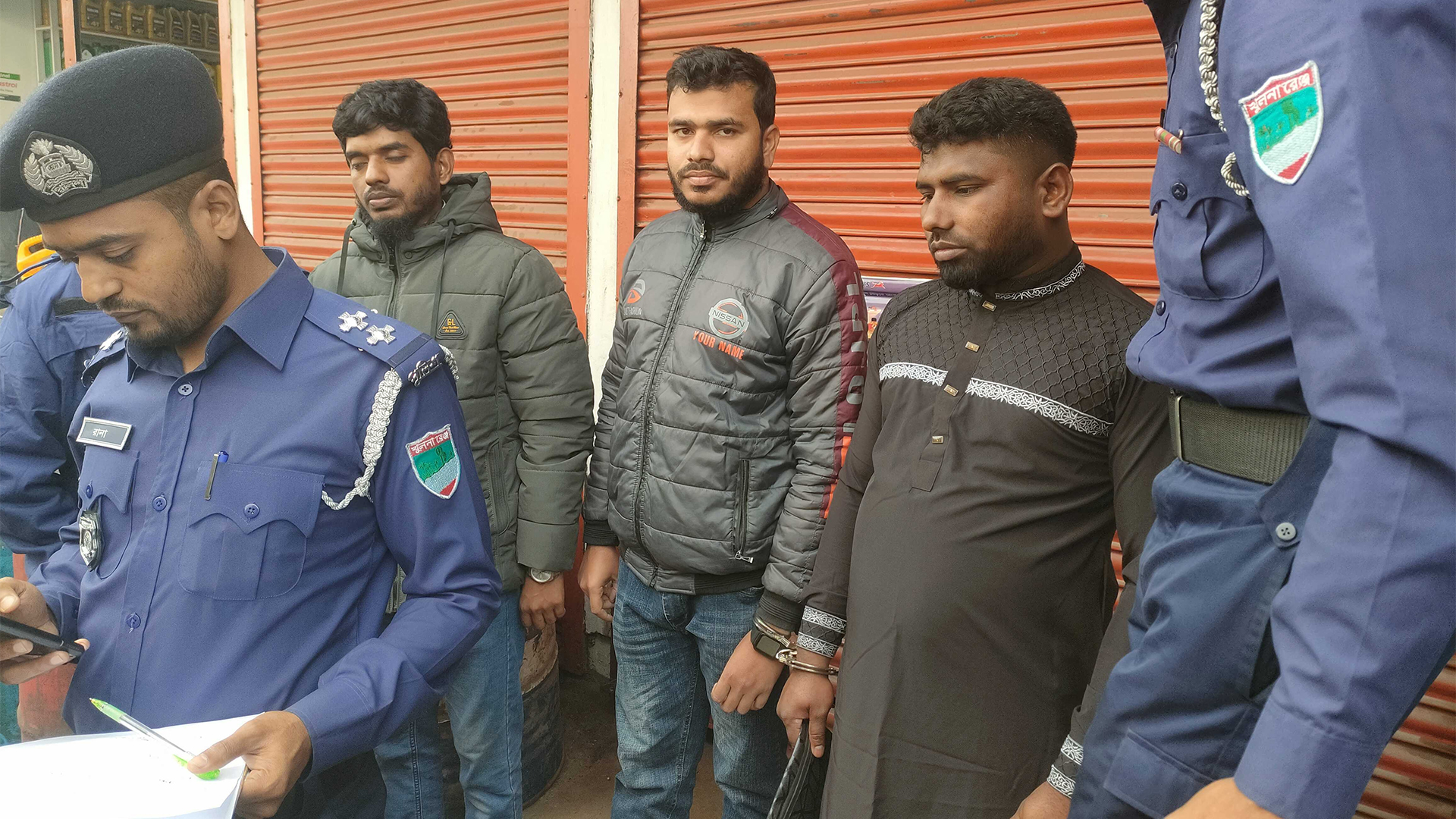 জামায়াতের মেহেরপুর জেলা আমিরের গাড়ি থেকে ‘অস্ত্র’সহ আটক ৩