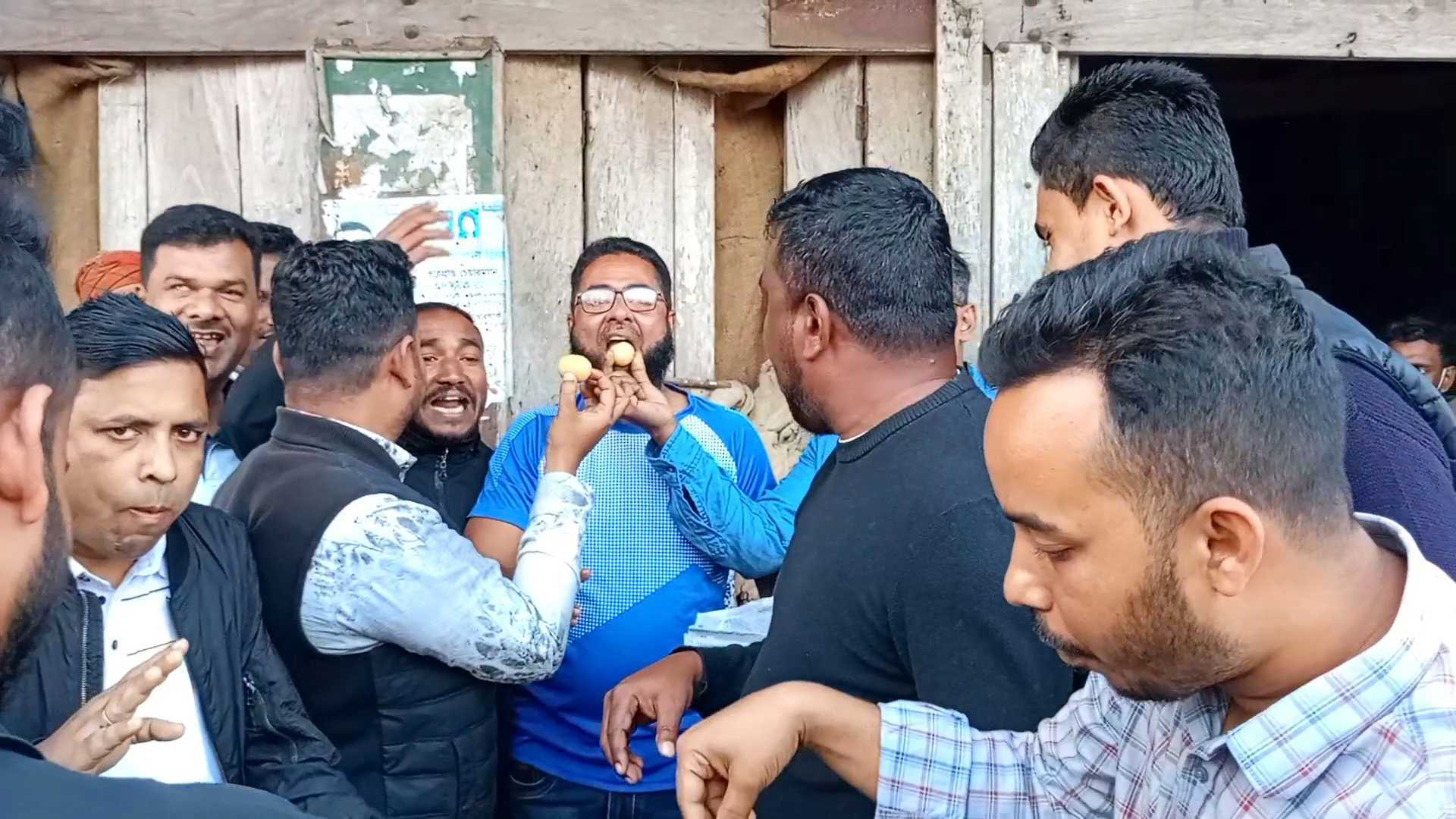 আহম্মদ সোহেল মনজুর সুমন প্রতিমন্ত্রী হওয়ায় পিরোজপুরে মিষ্টি বিতরণ