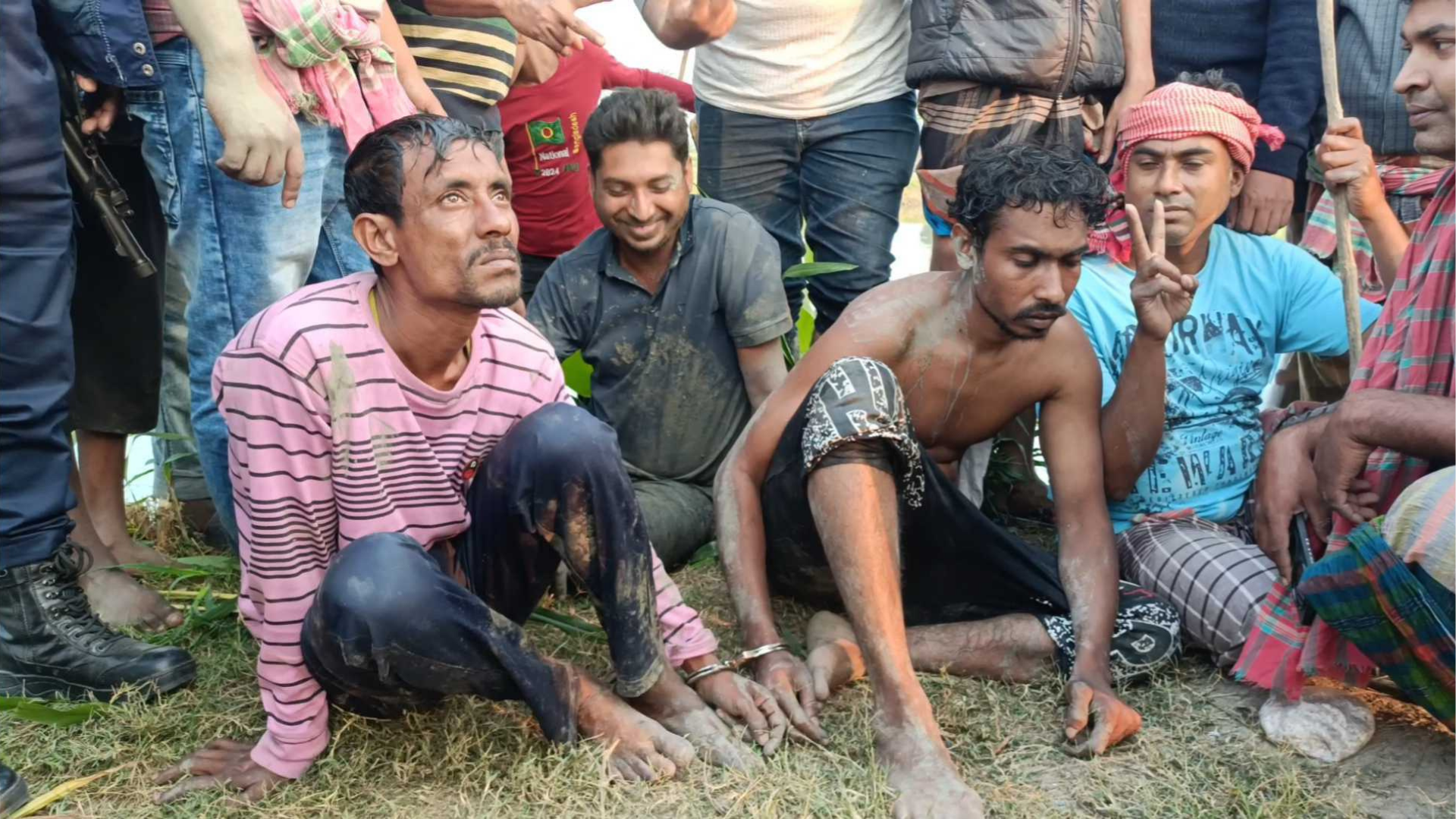 ঝিনাইদহে ফিল্মি স্টাইলে ২ ডাকাতকে আটক করলো পুলিশ
