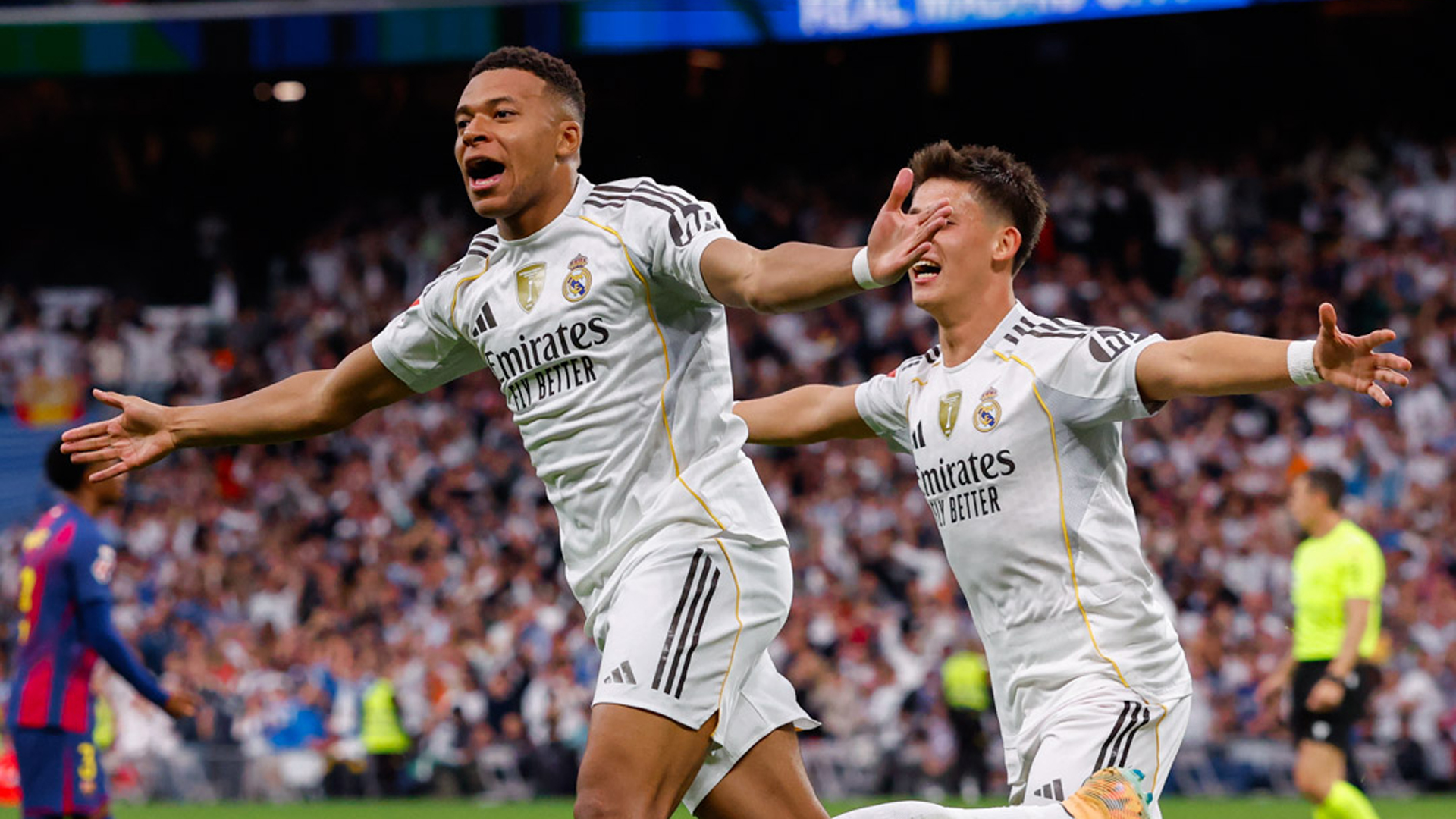 উত্তেজনাপূর্ণ ম্যাচে বার্সেলোনাকে হারিয়ে টেবিলের শীর্ষস্থান মজবুত করল রিয়াল