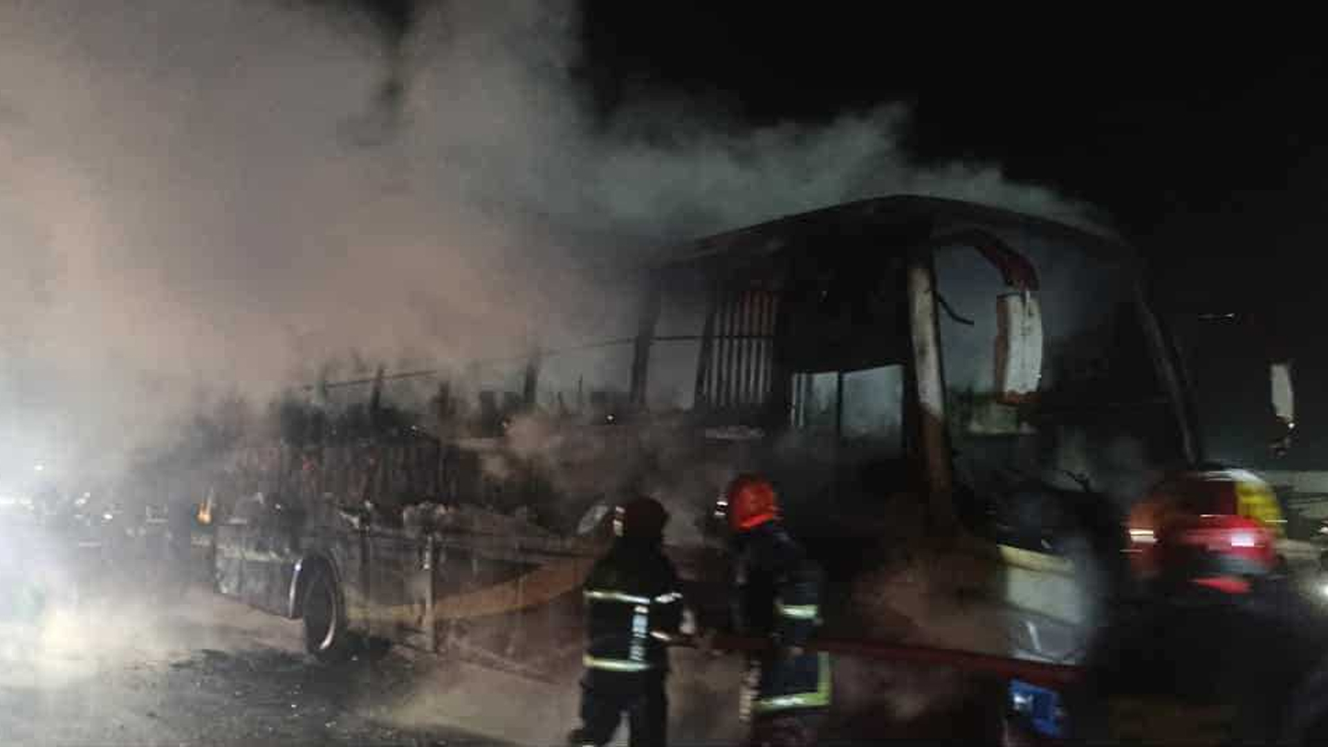 মধ্যরাতে ঢাকা-টাঙ্গাইল মহাসড়কে চলন্ত বাসে আগুন দিলো দুর্বৃত্তরা