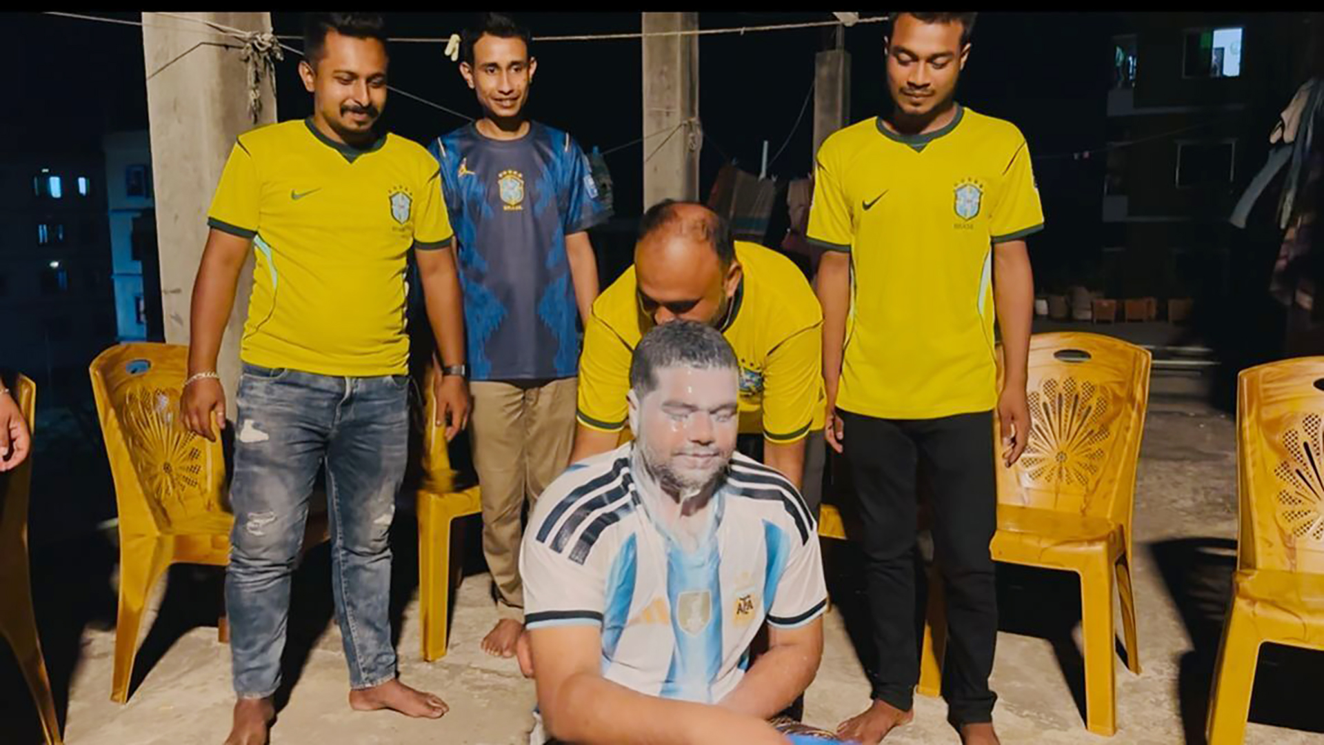 দুধ দিয়ে গোসল করে ব্রাজিলে যোগ দিলেন আর্জেন্টিনার সমর্থক