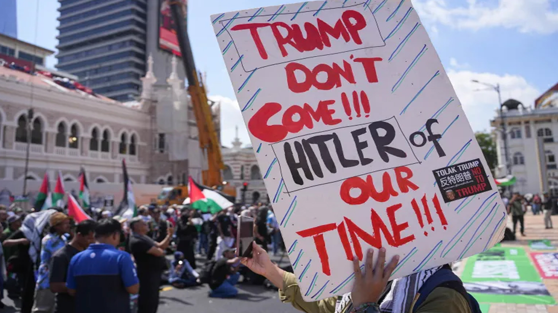 মালয়েশিয়ায় তীব্র বিক্ষোভের মুখে ট্রাম্প