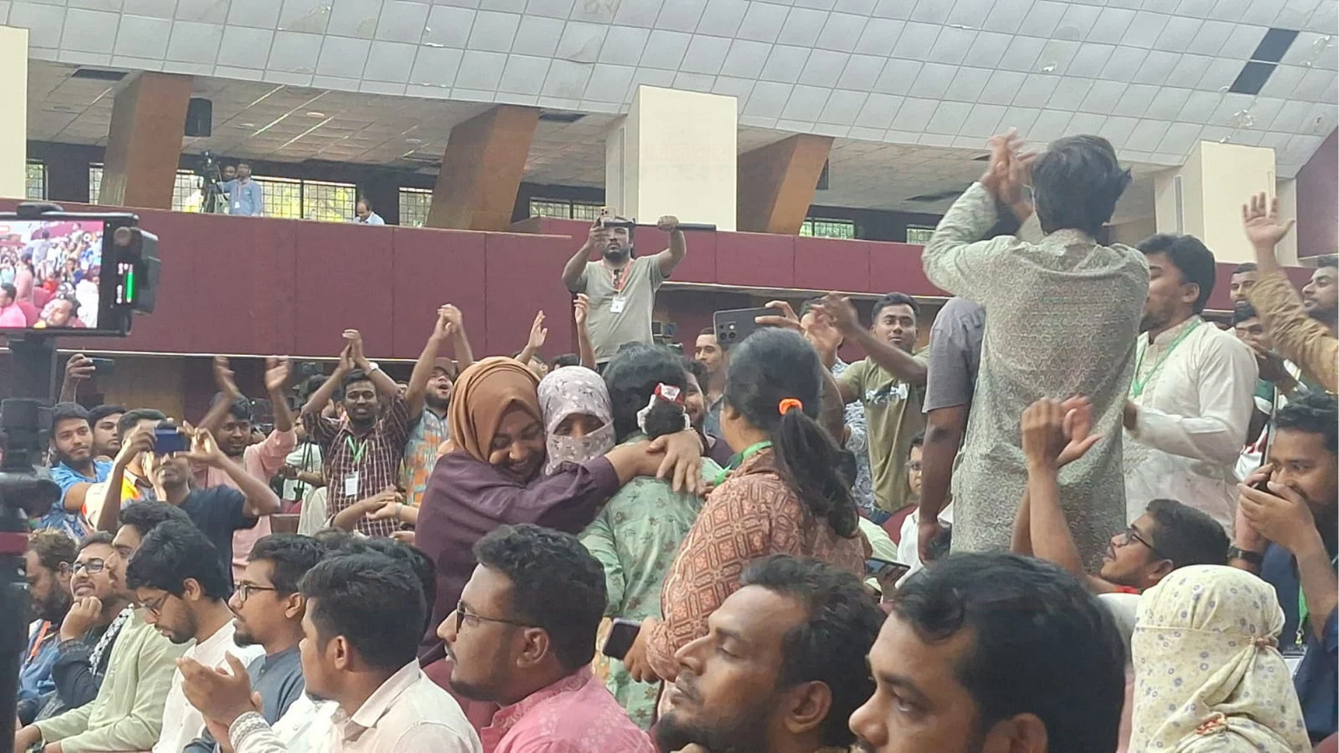 রাকসুর ফলাফল ঘোষণার সময় হাসিনা, ফিলিস্তিন ও নোমানীকে নিয়ে স্লোগান