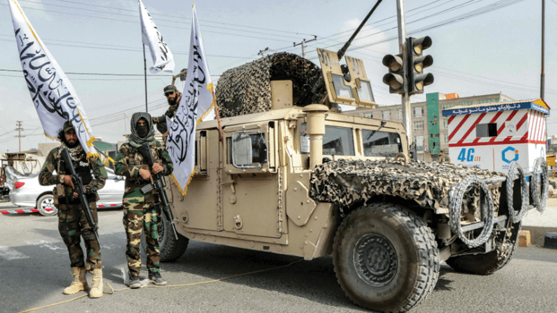 Porno mast dostlari bir dosti bilan uning xonimiga uxlab yotganida onasini sikishdi Mast qizlar porno galereyasi