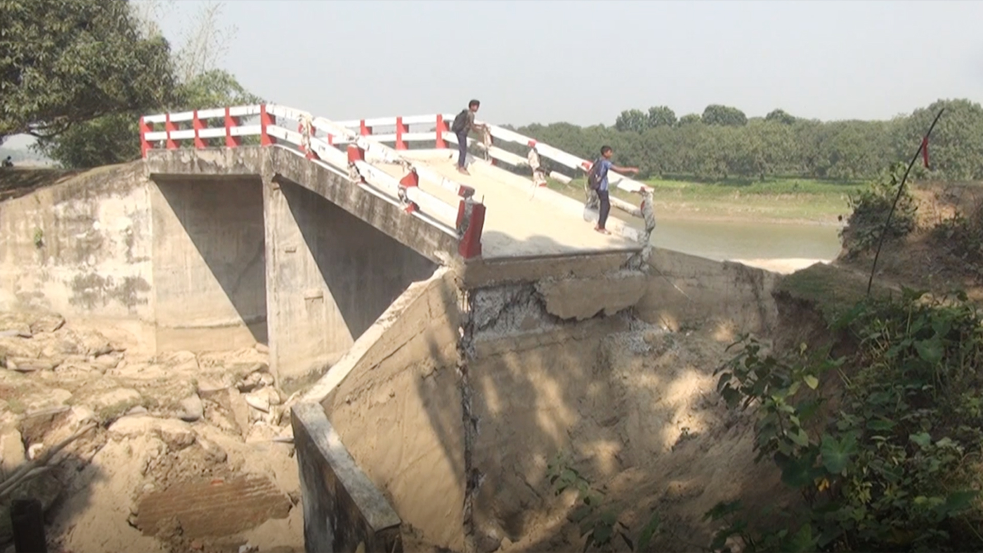 এক রাতের বৃষ্টিতে ধসে পড়ল সেতু, বিপাকে অর্ধলক্ষাধিক মানুষ