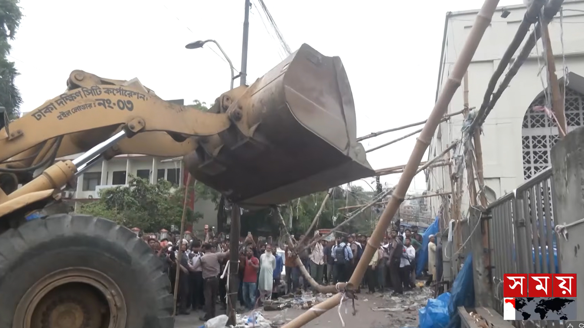 বায়তুল মোকাররম মার্কেটের পাশের রাস্তা ও ফুটপাত দখলমুক্ত করল ডিএসসিসি