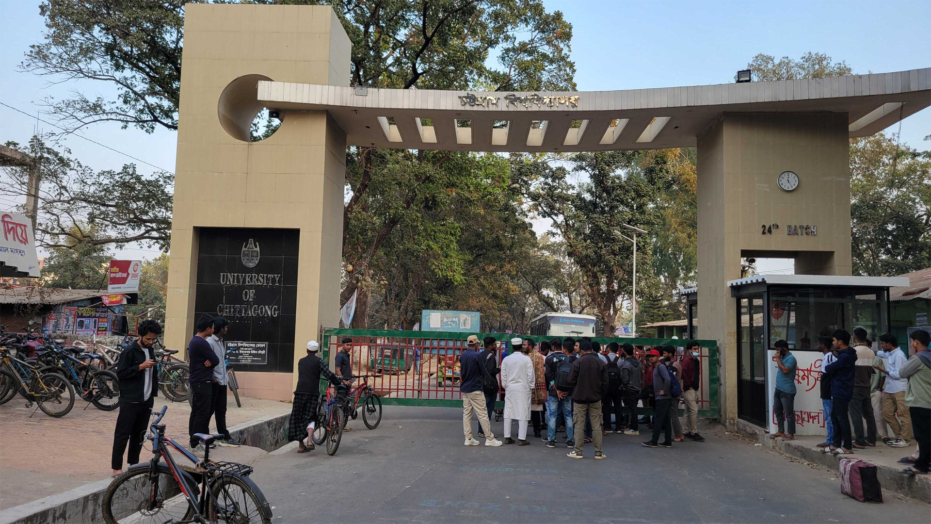 নির্বাচনে যাতায়াতে প্রশাসনের অসহযোগিতার প্রতিবাদে চবির প্রধান ফটকে তালা