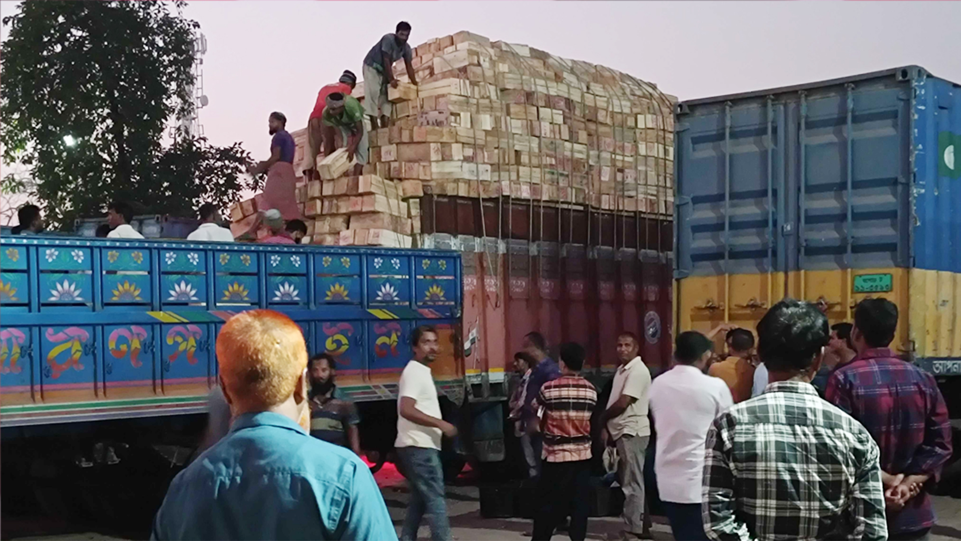৮ বছর পর হিলি স্থলবন্দর দিয়ে ভারত থেকে এলো আপেল