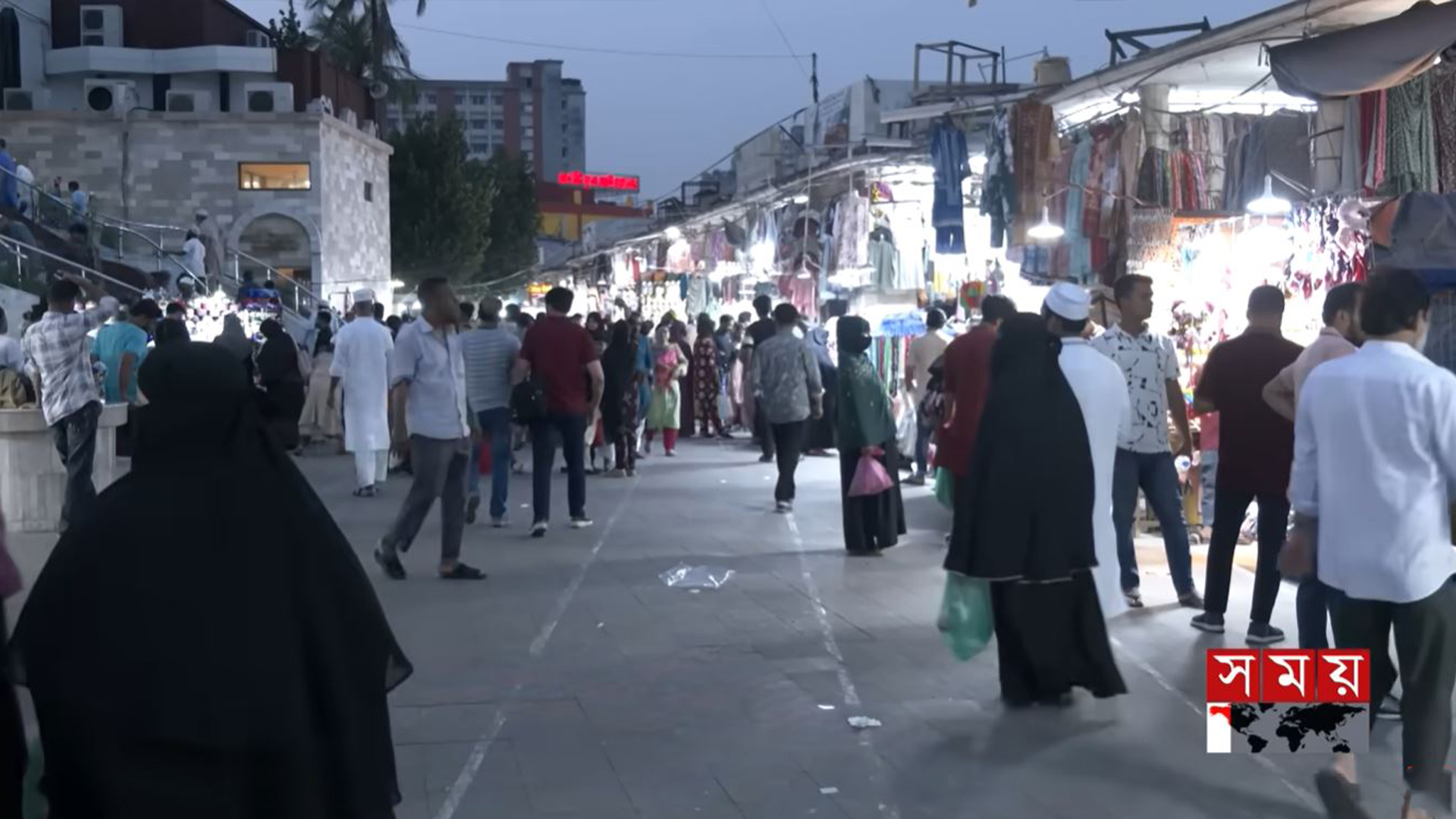 সন্ধ্যা ৬টার মধ্যে মার্কেট-দোকান বন্ধের নির্দেশ থাকলেও প্রথম দিন চলেছে রাত পর্যন্ত