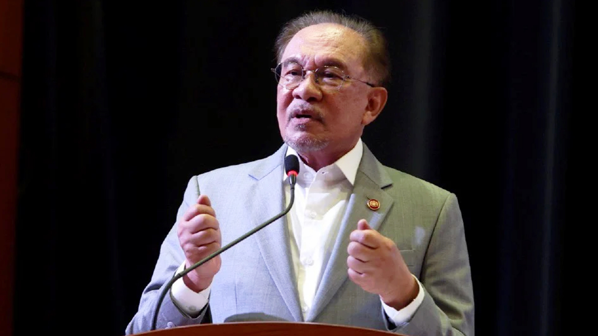 মালয়েশিয়ায় ভিসা অপব্যবহারকারীদের বিরুদ্ধে কঠোর অবস্থান আনোয়ার ইব্রাহিমের