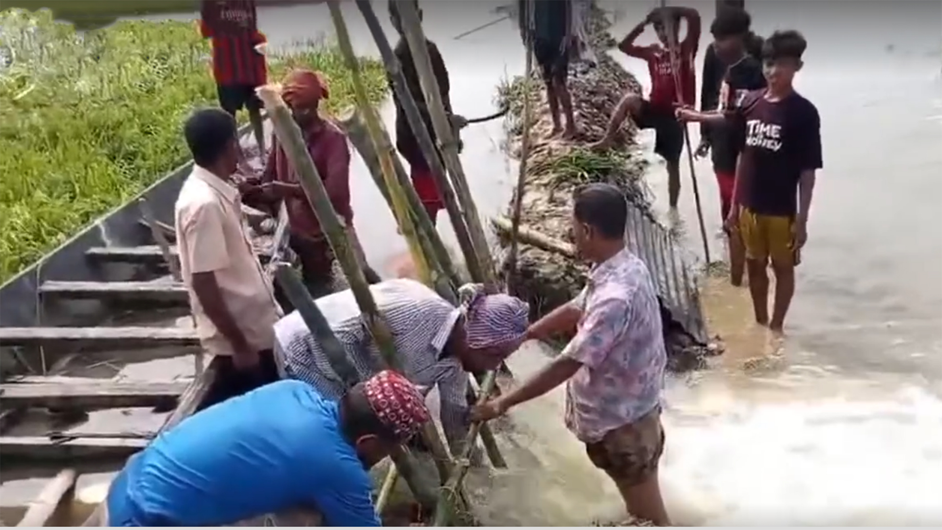 বাঁধে ভয়ঙ্কর ভাঙন, পানির নিচে ৩০০ একর জমির আধা পাকা ধান