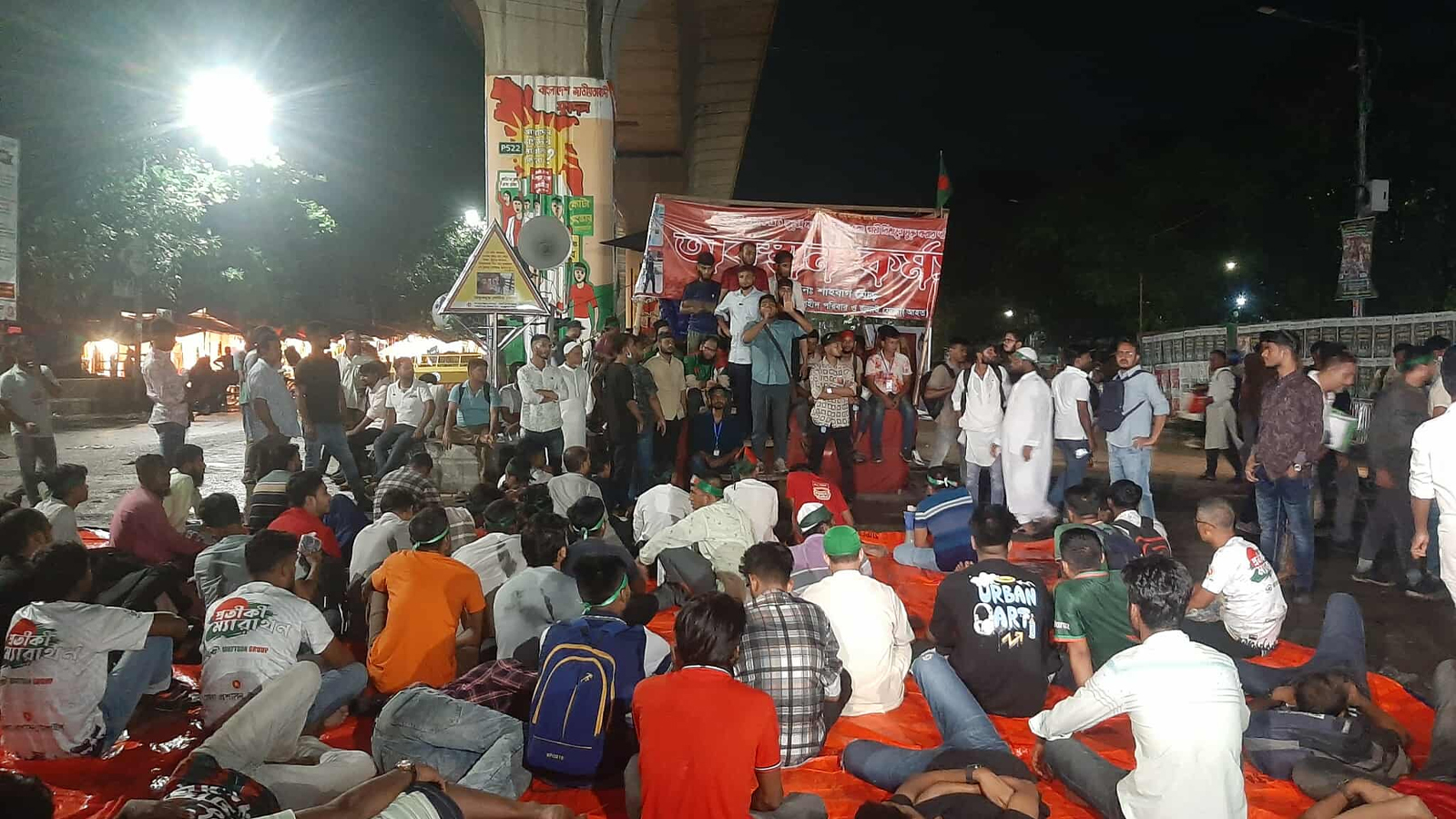 জুলাই সনদের দাবিতে রাতেও শাহবাগে অবরোধ