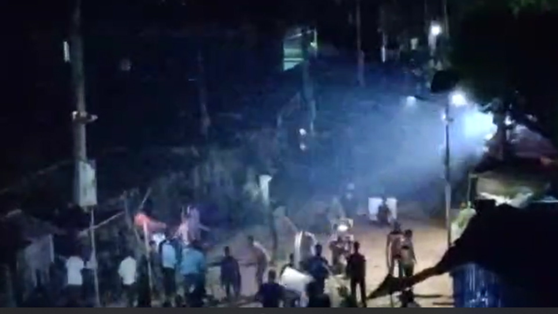 ওজনে মিষ্টি কম দেয়া নিয়ে টর্চ জ্বালিয়ে দুই গ্রামবাসীর সংঘর্ষ