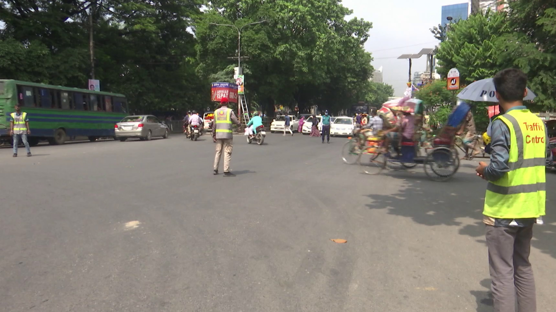 ট্রাফিক নিয়ন্ত্রণ: পুলিশের সঙ্গে কেন কাজ করতে চাইছেন শিক্ষার্থীরা?