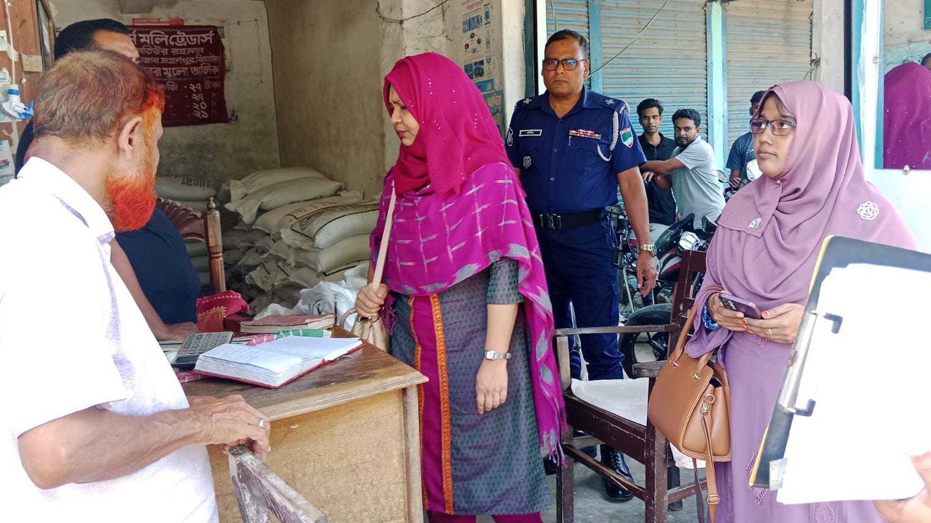 খুলনায় ভোক্তা অধিকারের অভিযান, ২৫ প্রতিষ্ঠানকে ২ লাখ ১৭ হাজার টাকা জরিমানা