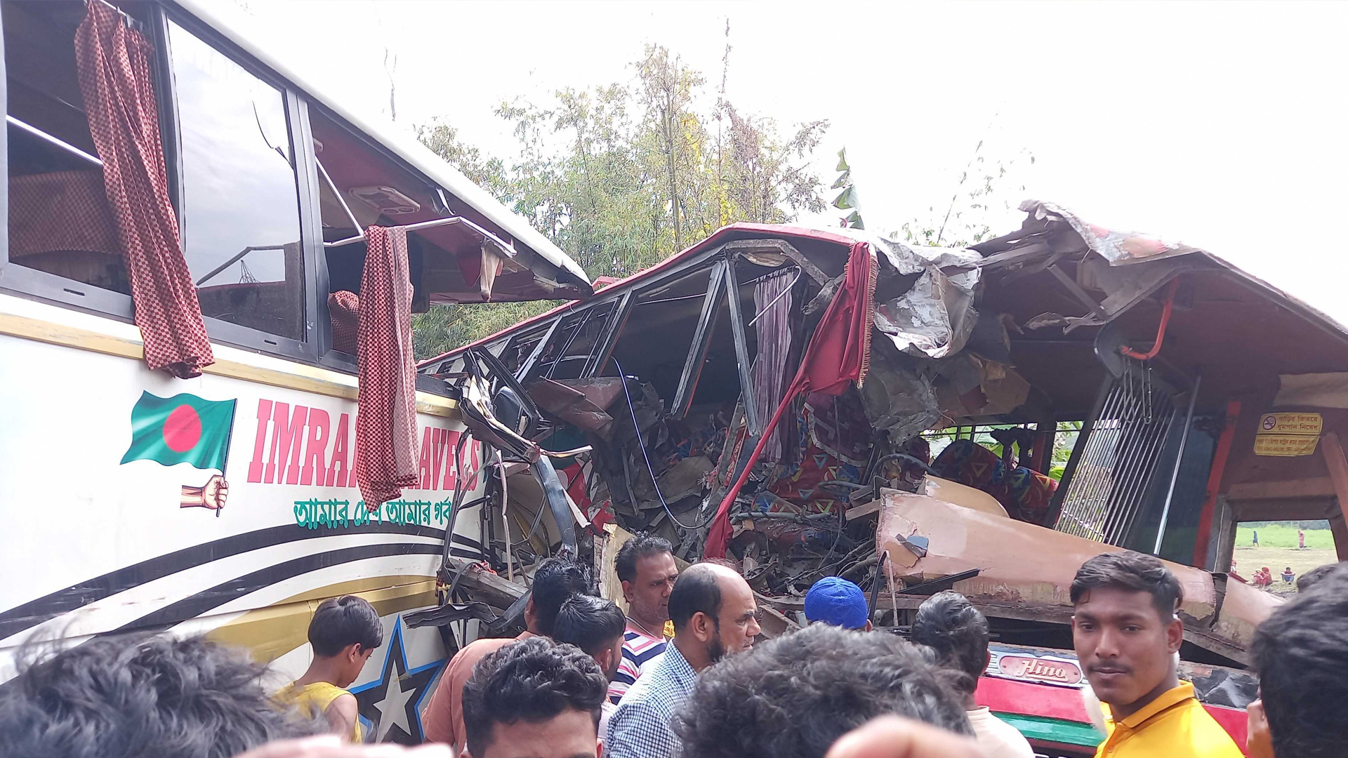 মাদারীপুরে দুই বাসের মুখোমুখি সংঘর্ষে নিহত ২