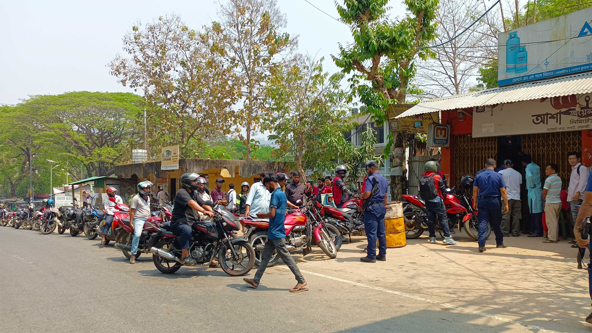 কাপ্তাইয়ে পেট্রোল-অকটেন সংকটে বিপাকে পর্যটকরা