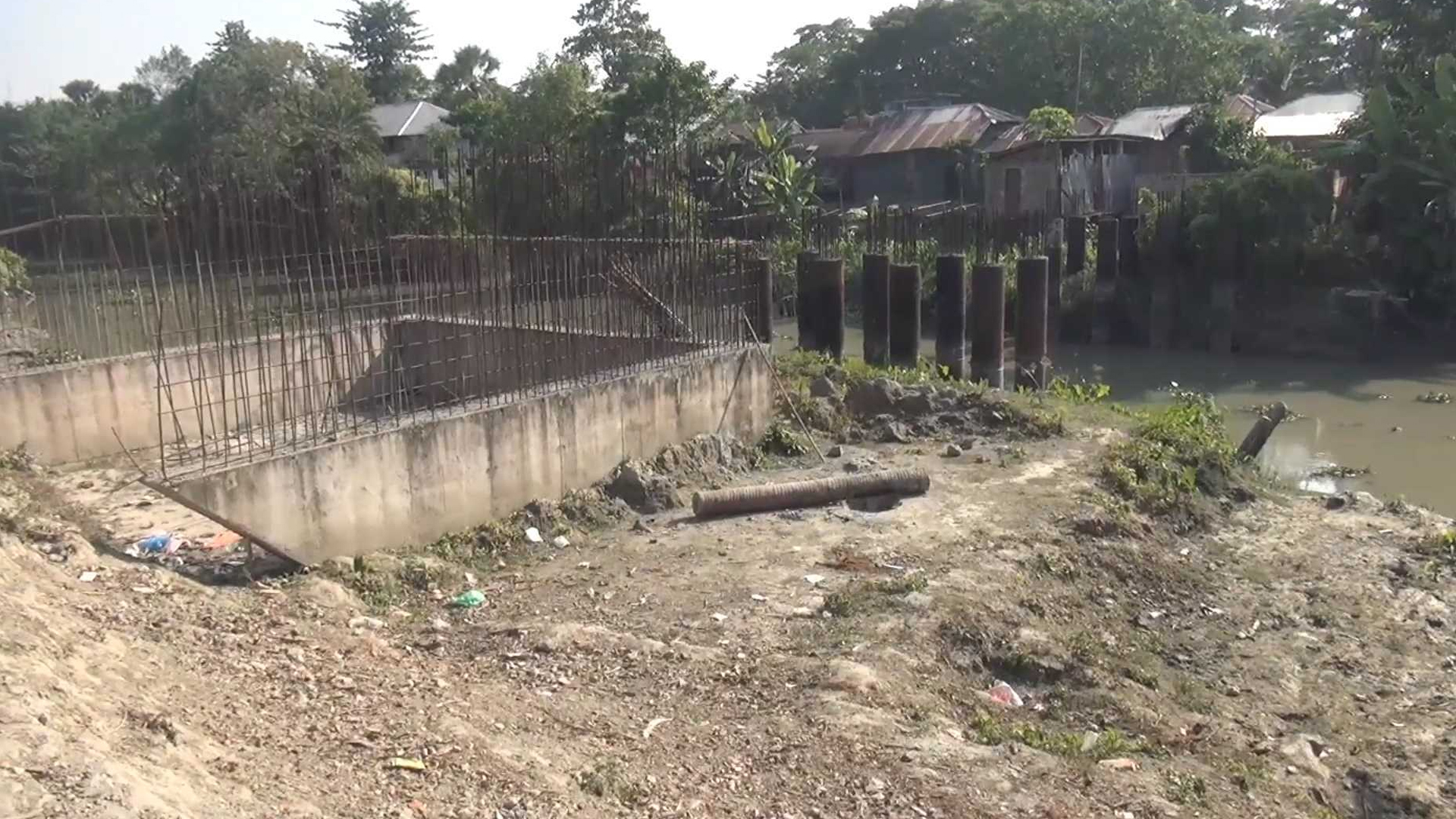 পাঁচ বছরেও শেষ হয়নি সেতুর কাজ, ভোগান্তিতে ৮ গ্রামের মানুষ