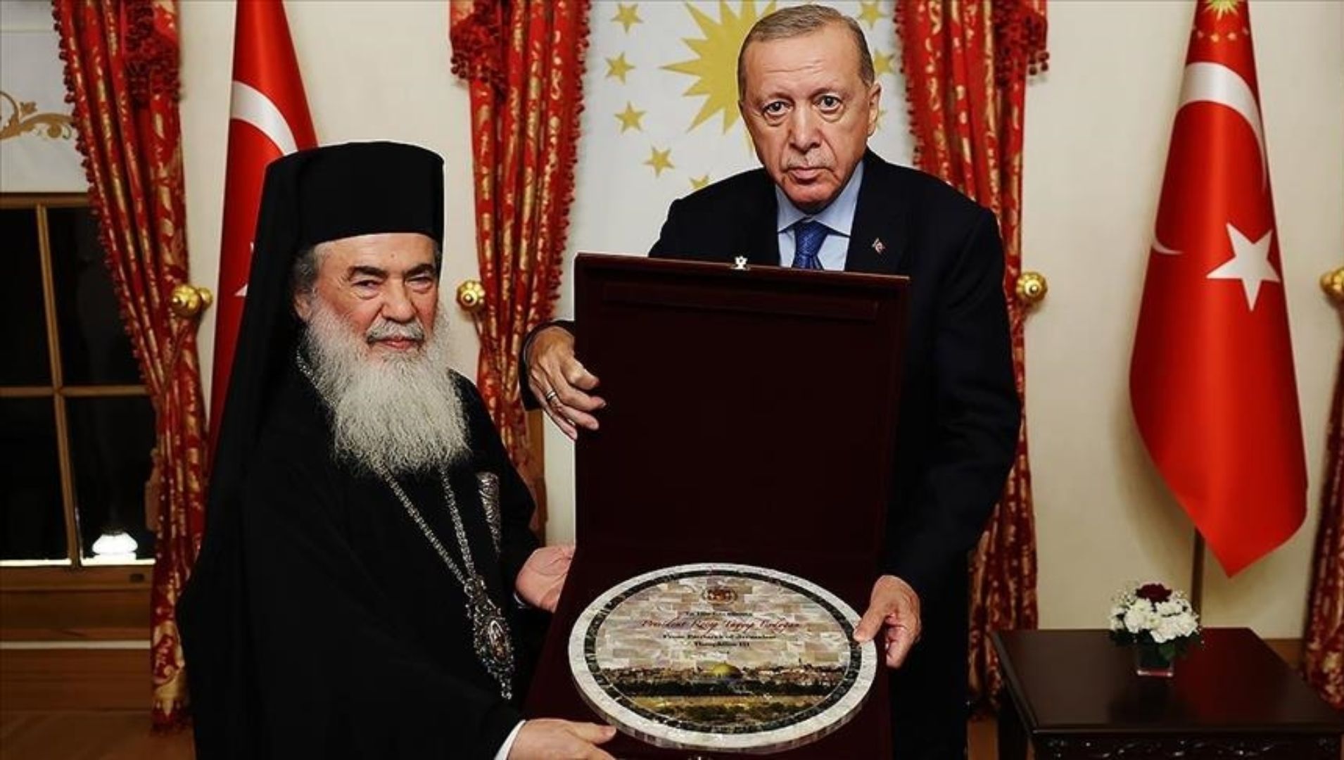 Qattiq zarbalar bilan Avtobusda korgazma va masturbatsiya porno