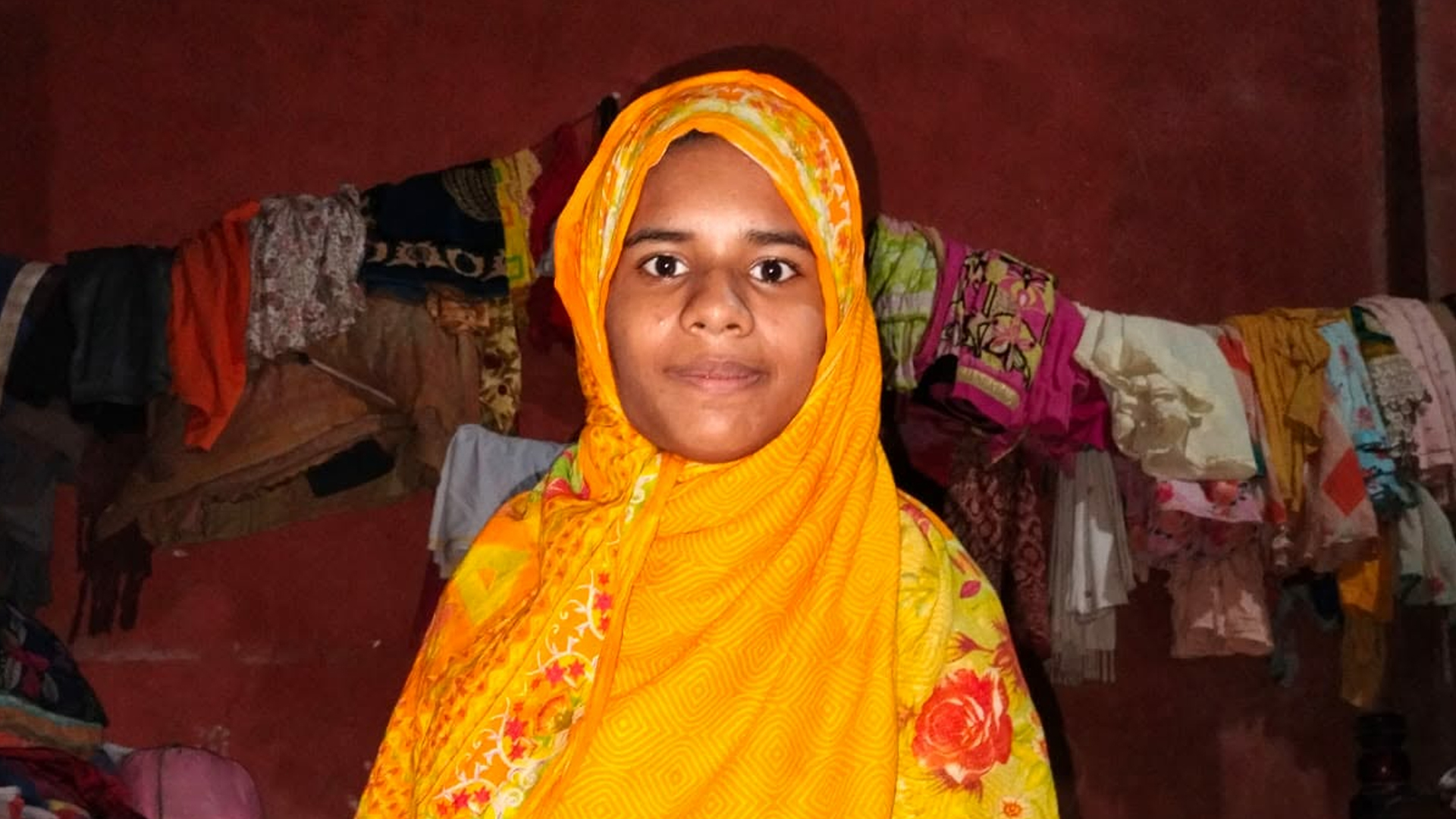 তালাবদ্ধ ঘরের মেঝেতে স্ত্রীর গলা কাটা মরদেহ, লাপাত্তা স্বামী