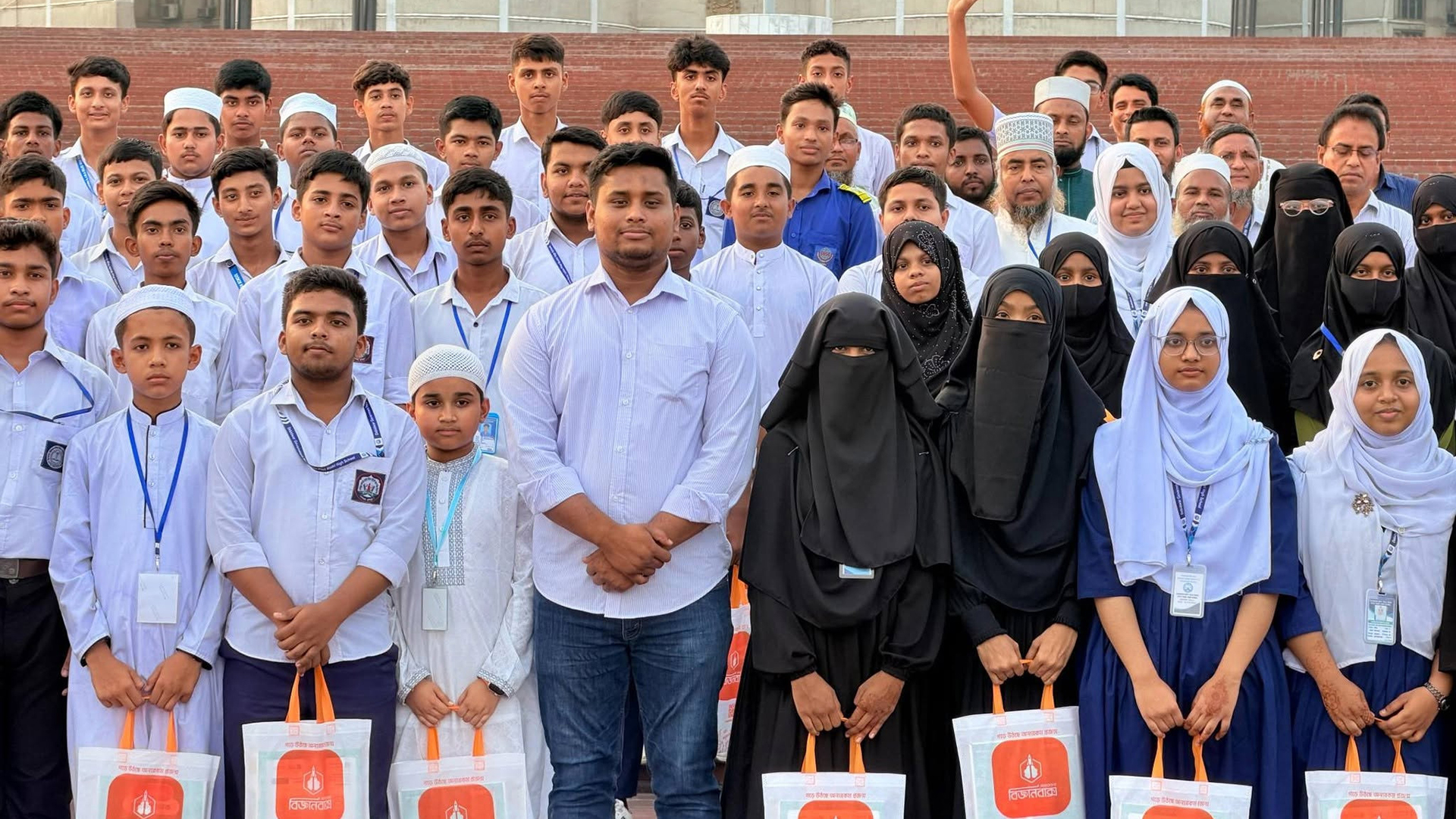 ১৫৩ শিক্ষার্থীকে সংসদ ভবন ঘুরে দেখালেন হাসনাত