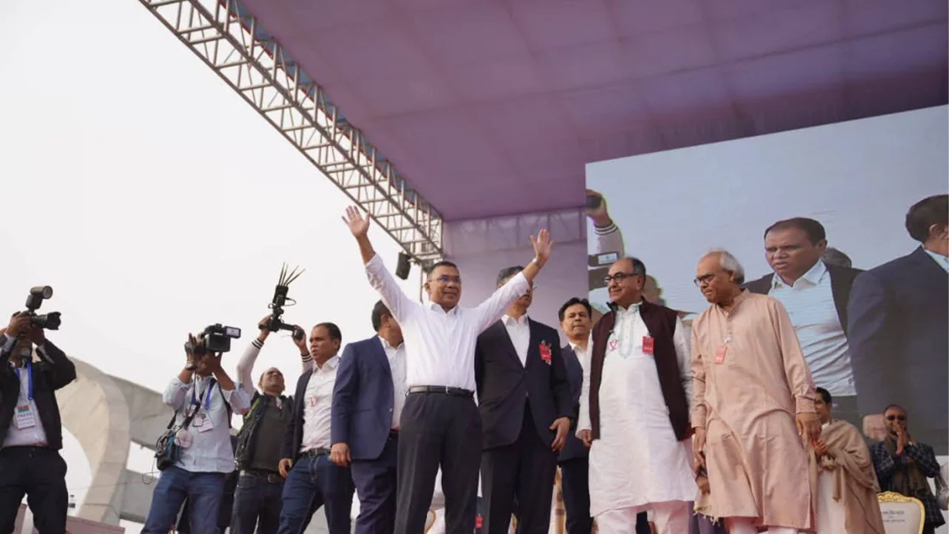 গণসংবর্ধনা মঞ্চে তারেক রহমান।