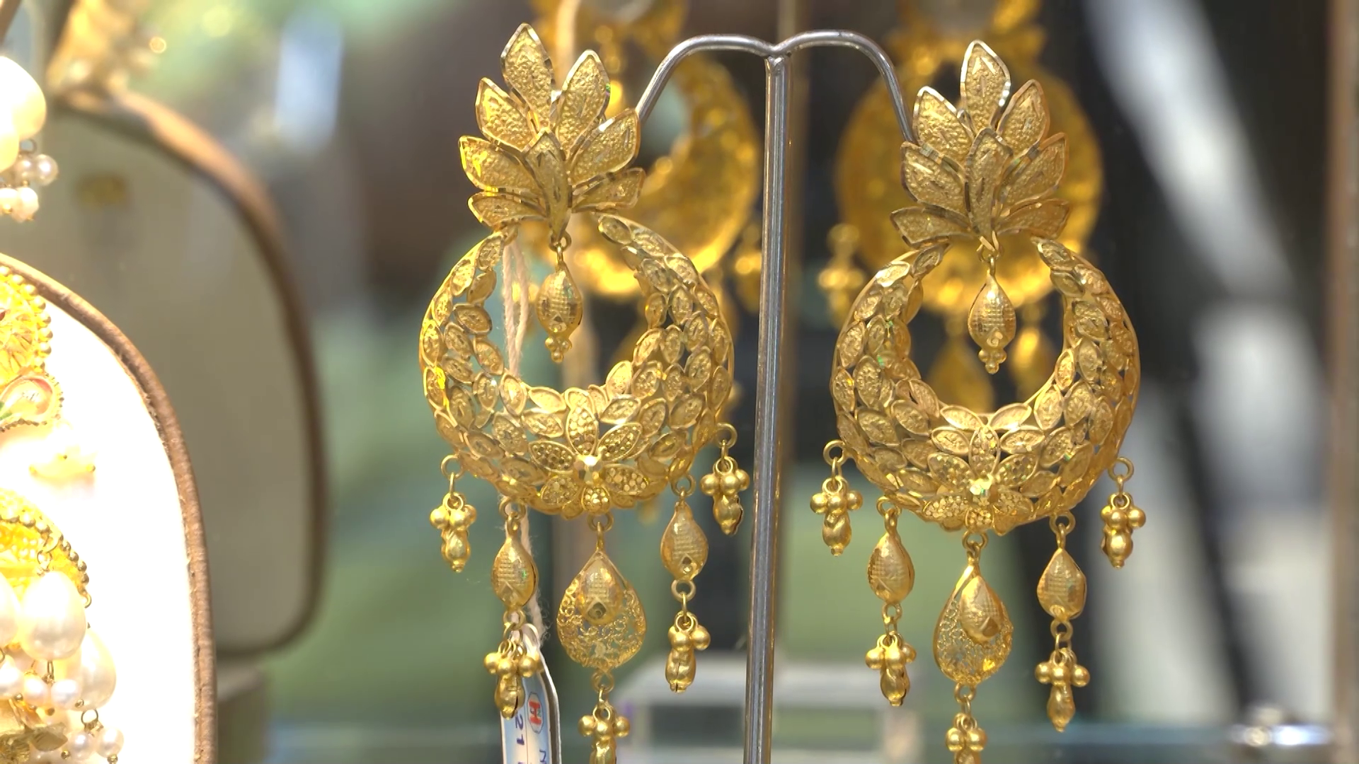 স্বর্ণের ভরিতে বাড়ল ৪১৯৯ টাকা, আজ থেকে বিক্রি হবে রেকর্ড দামে