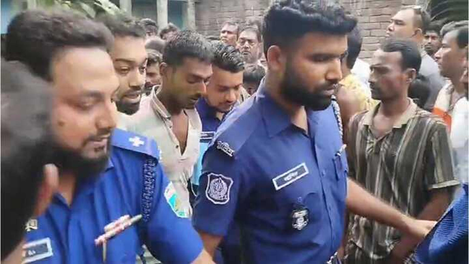 নাটোরে পাখি শিকারে বাধা দেয়ায় গুলিতে যুবক আহত