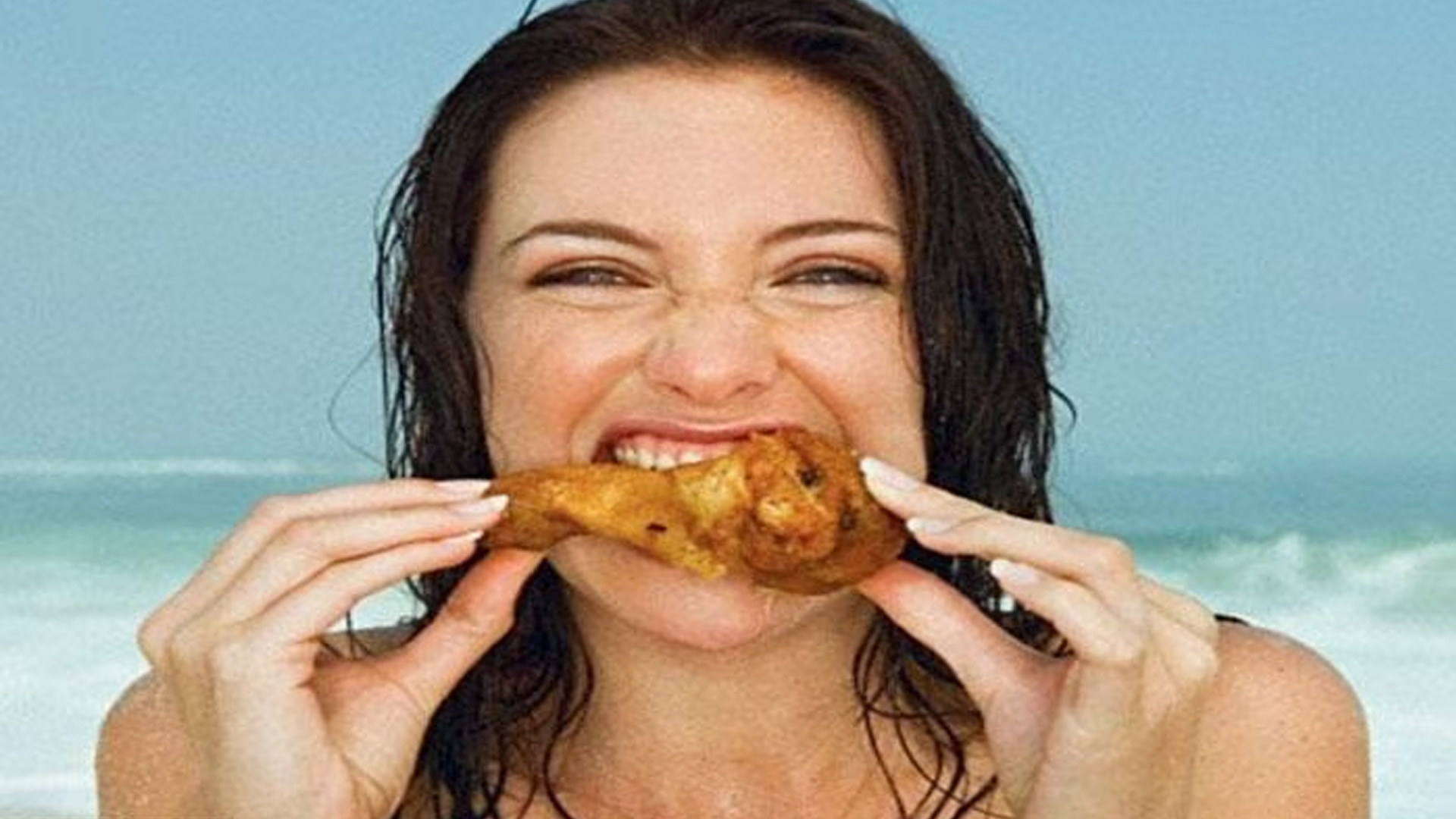 Девушка с полезной едой. Человек не ест 10 дней. Она мало ест. Зверский аппетит. Мужчина завтракает в кафе.