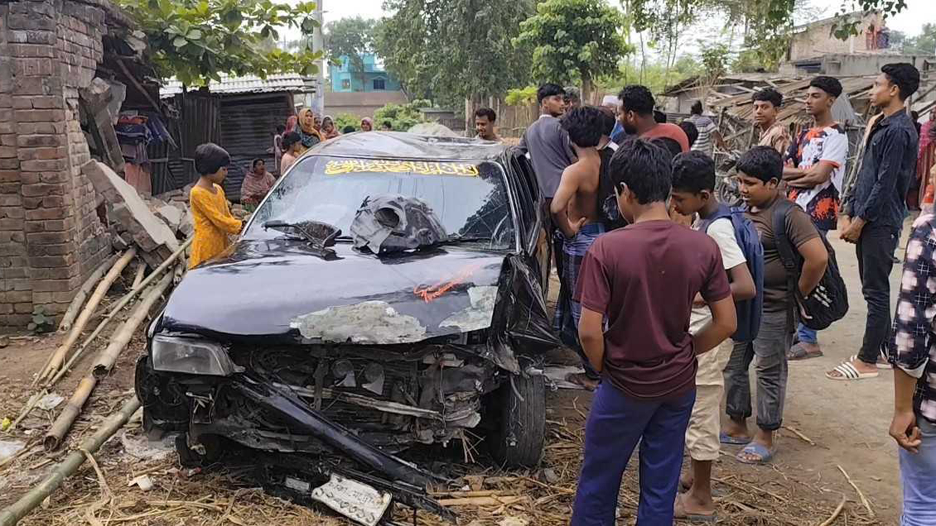 নিয়ন্ত্রণ হারিয়ে প্রাইভেটকার ঘরে, উদ্ধারের পর বেরিয়ে এলো দেড় কেজি গাঁজা