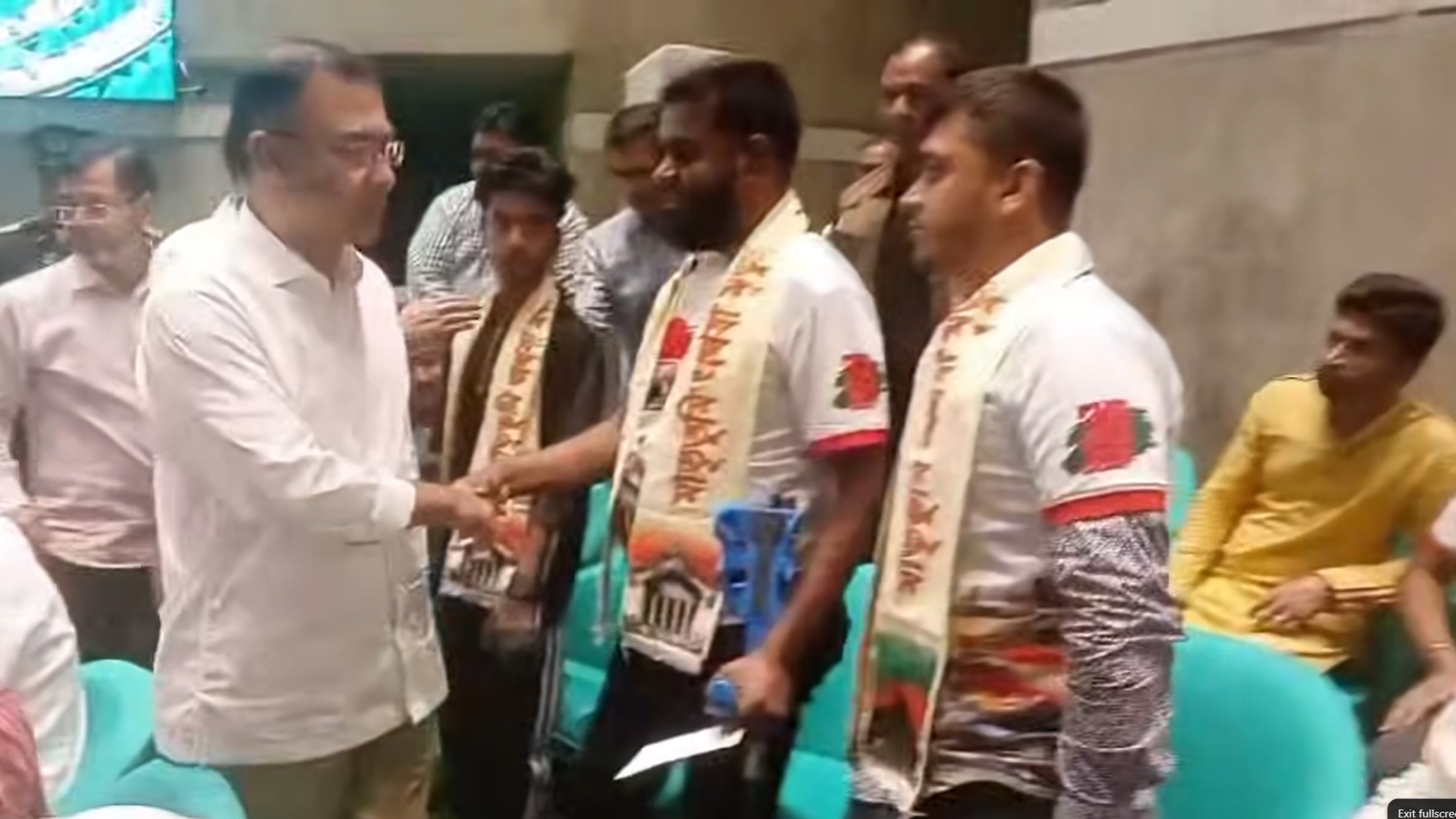 সংসদ গ্যালারিতে থাকা জুলাই শহীদ পরিবার ও আহতদের সাথে দেখা করলেন প্রধানমন্ত্রী