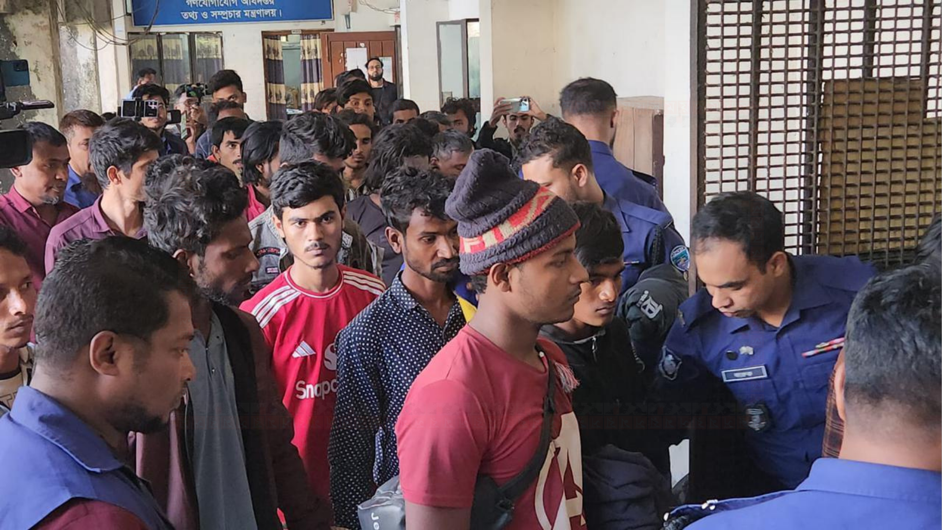 টেকনাফ সীমান্ত দিয়ে অনুপ্রবেশকারী ৫২ সশস্ত্র সদস্য কারাগারে