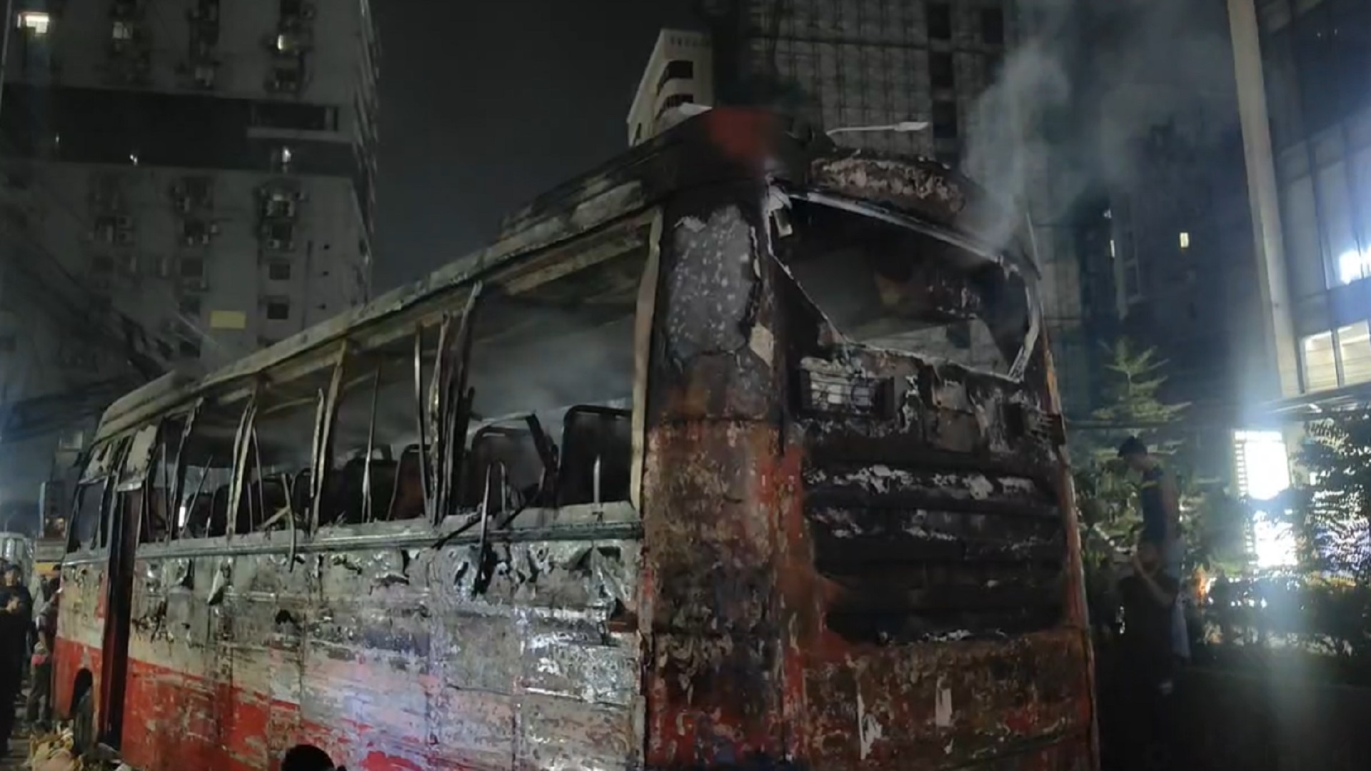 রাজধানীর মহাখালীতে চলন্ত বাসে আগুন