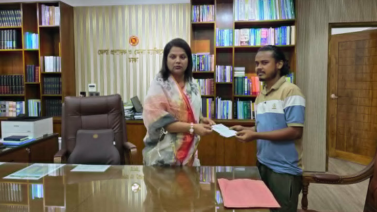 জুলাই আন্দোলনে আহত যোদ্ধার পাশে জেলা প্রশাসক ফরিদা খানম