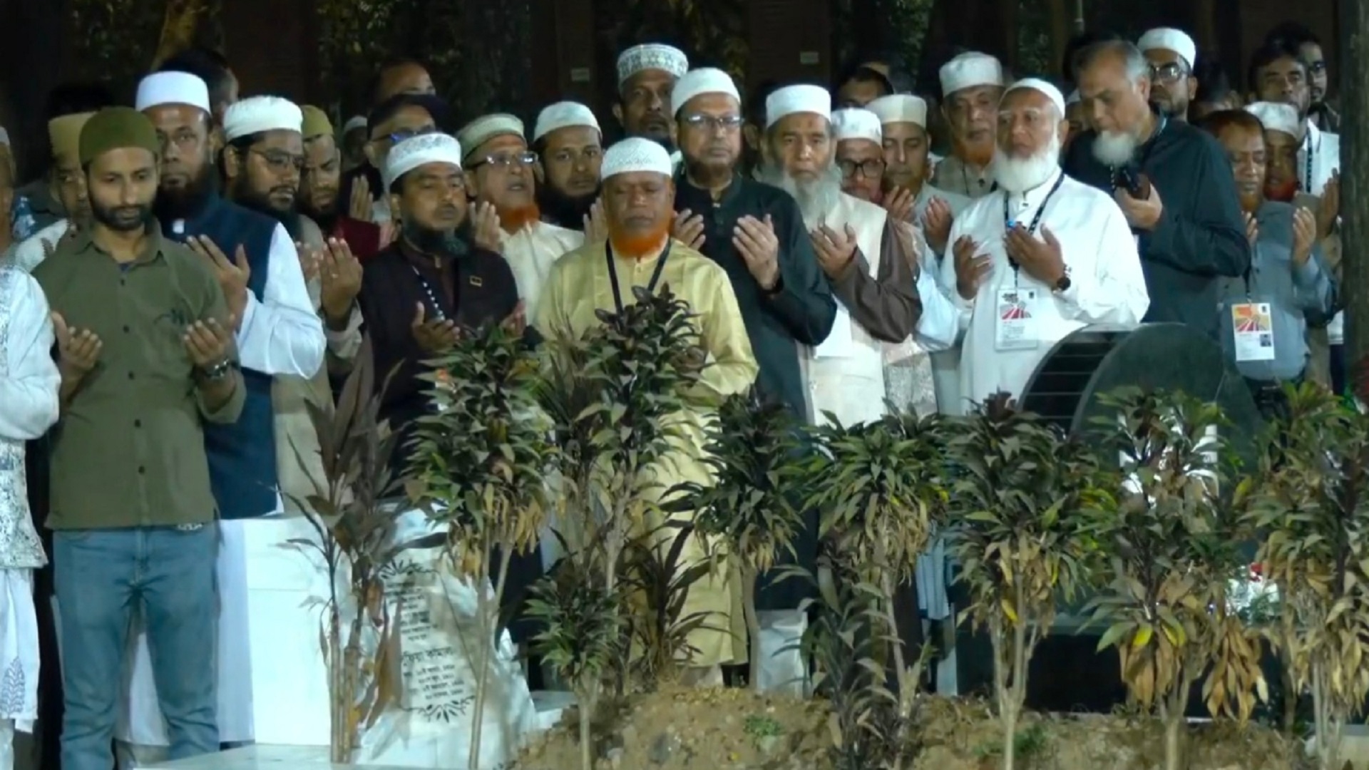 ভাষাশহীদদের কবর জিয়ারত করলেন বিরোধী দলের প্রধান