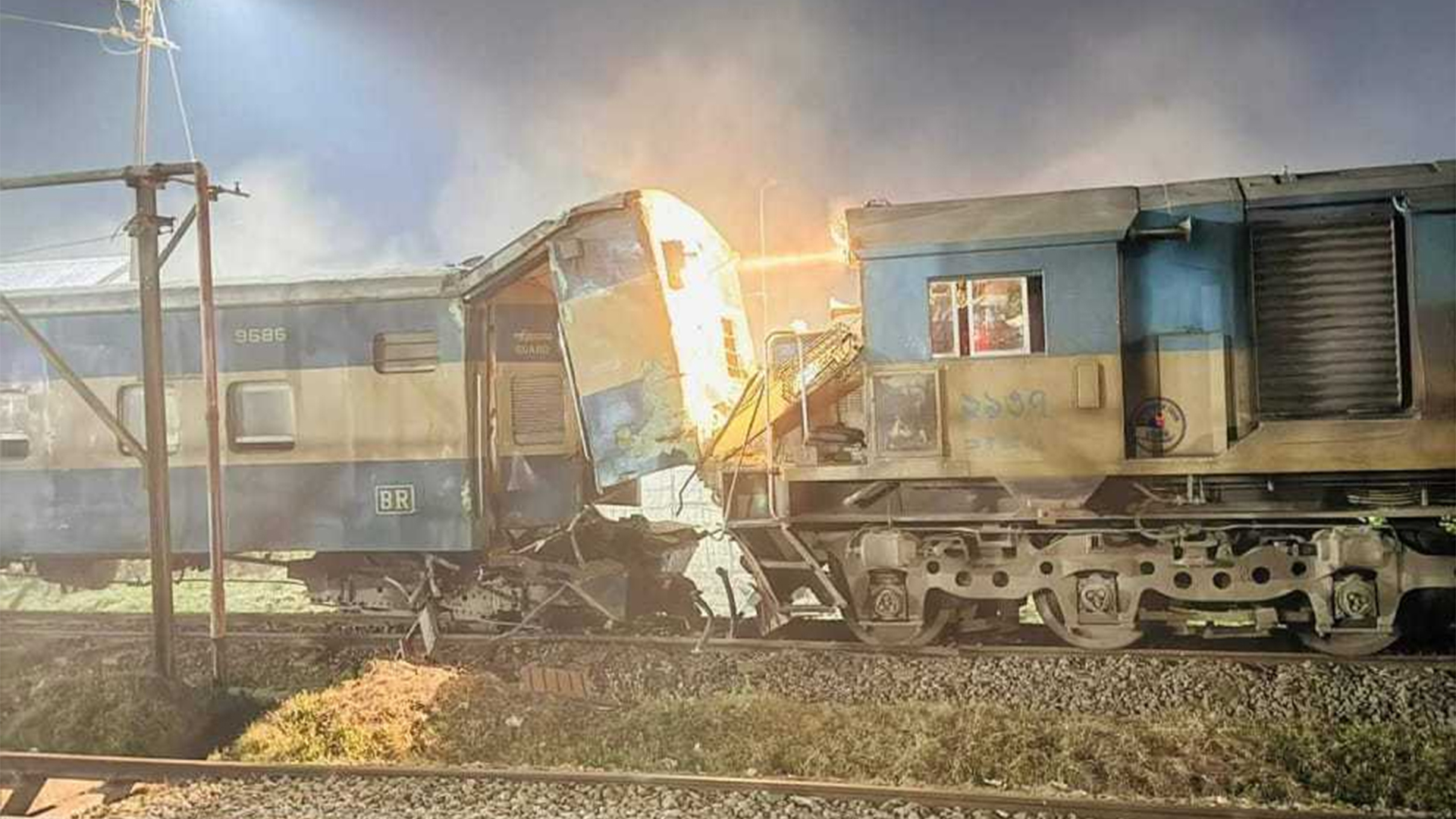 লাকসাম জংশনে মেঘনা এক্সপ্রেসের ইঞ্জিনের ধাক্কায় বগি লাইনচ্যুত, আহত ৫