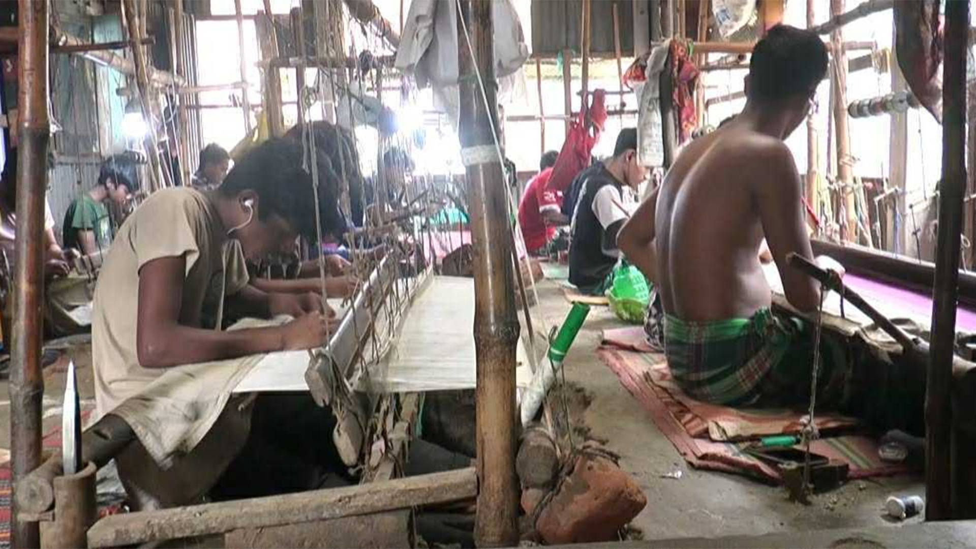 অস্তিত্ব সংকটে জামদানি, কাঁচামালের আকাশচুম্বী দামে দিশেহারা নারায়ণগঞ্জের তাঁতিরা