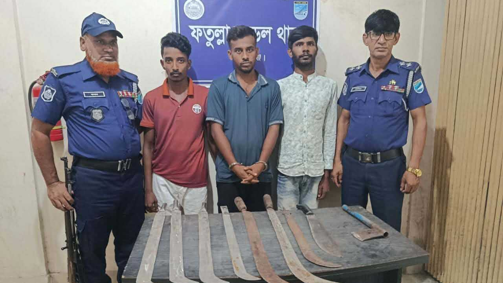ফতুল্লায় দেশীয় অস্ত্র নিয়ে হামলার ভিডিও ভাইরাল, নারীসহ ৪ জন 
